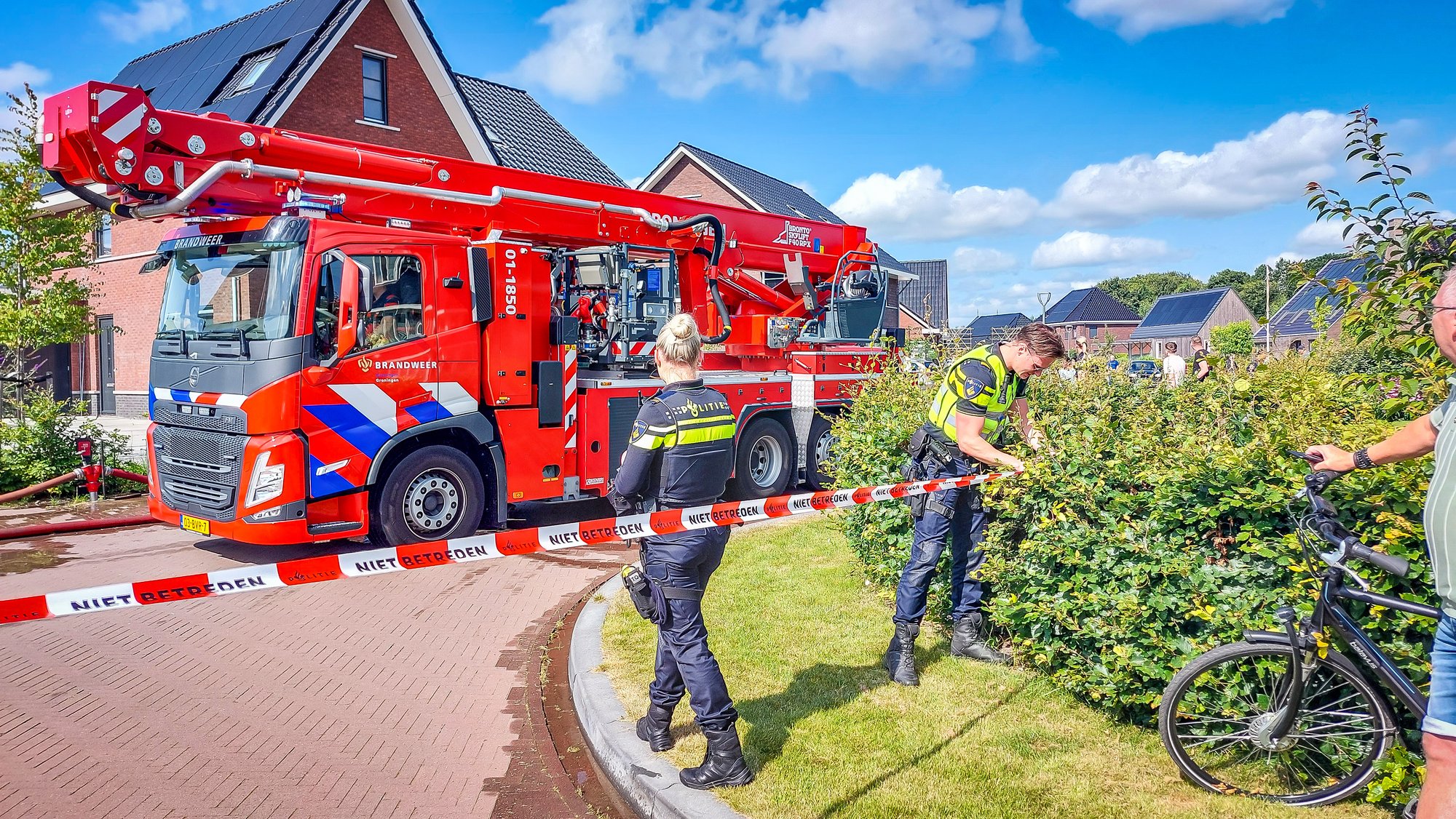 Rookontwikkeling uit dak door brand in zonnepanelen in Leek