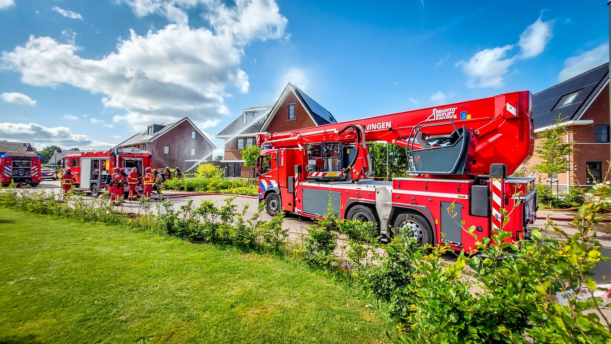 Rookontwikkeling uit dak door brand in zonnepanelen in Leek