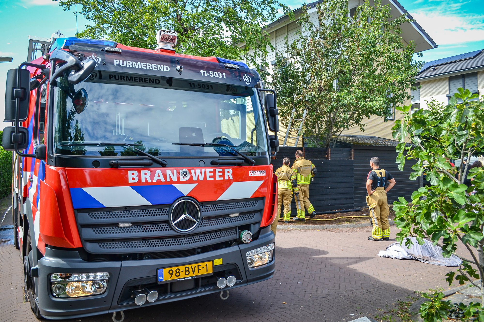 Schuttingbrand snel geblust aan Walvisbaai in Purmerend