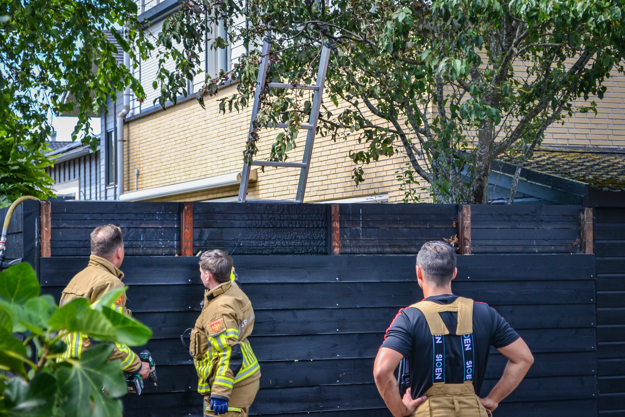 Schuttingbrand snel geblust aan Walvisbaai in Purmerend
