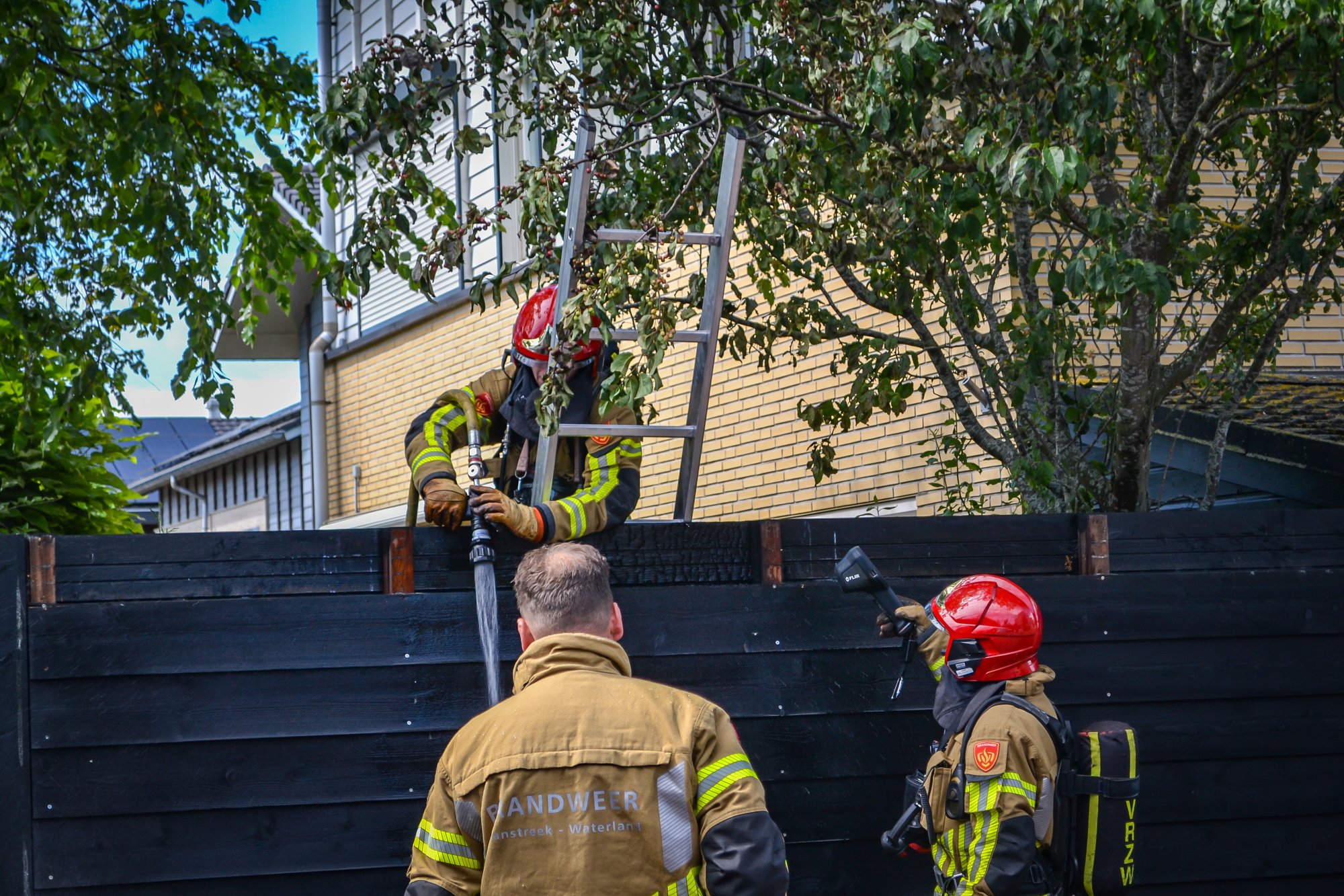 Schuttingbrand snel geblust aan Walvisbaai in Purmerend