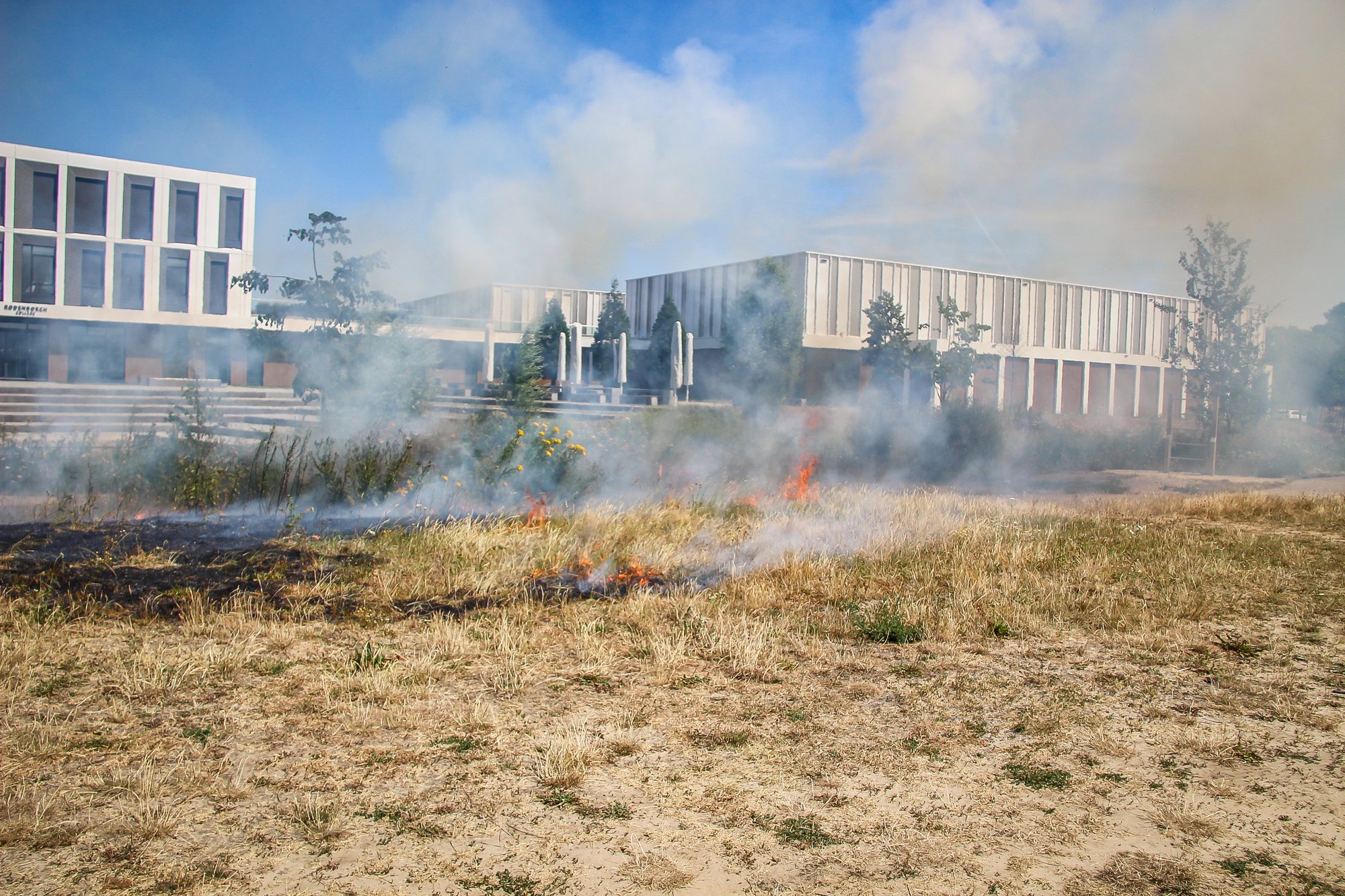 Stuk akker in brand, brandweer schaalt op naar middelbrand