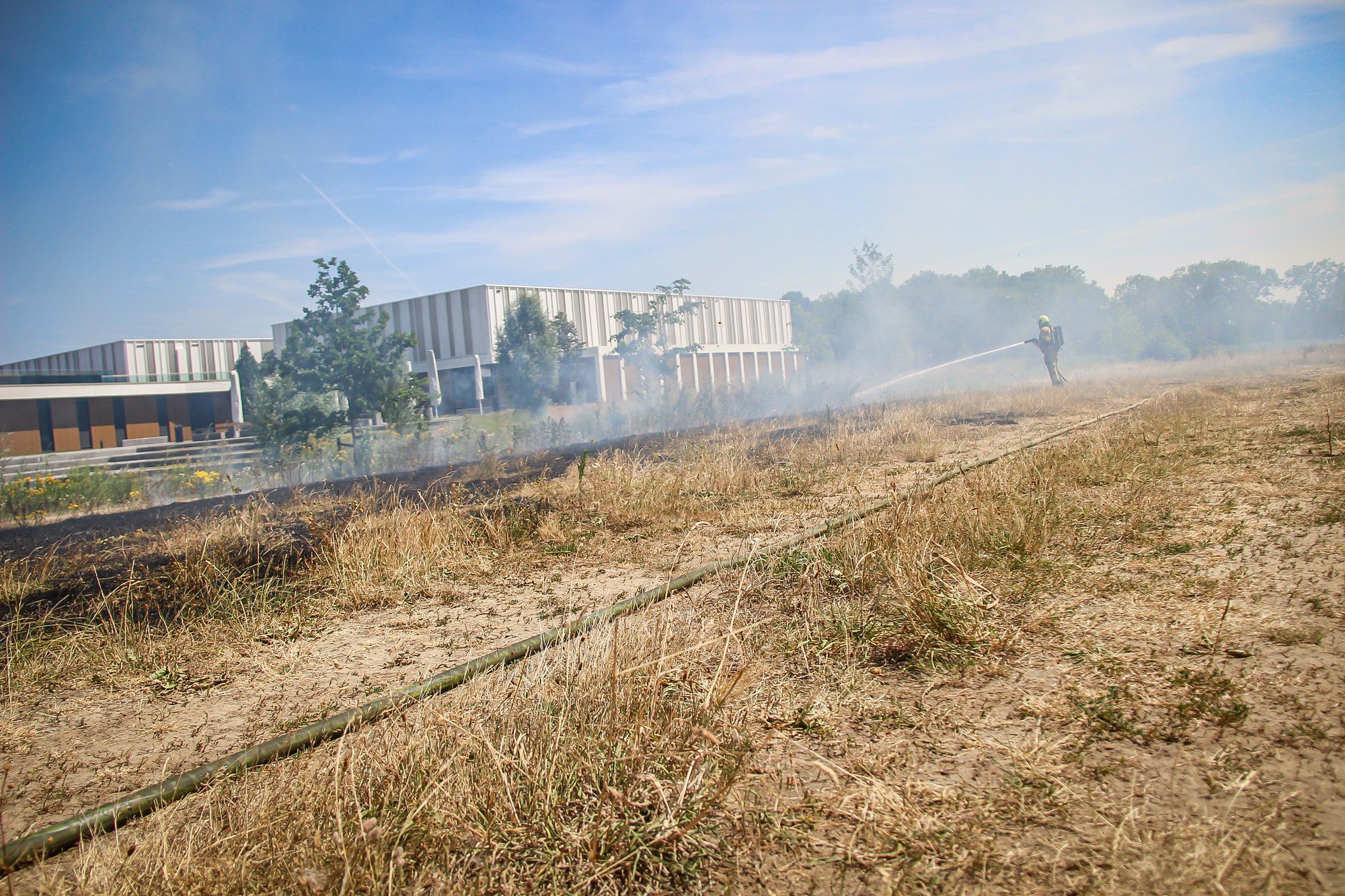 Stuk akker in brand, brandweer schaalt op naar middelbrand