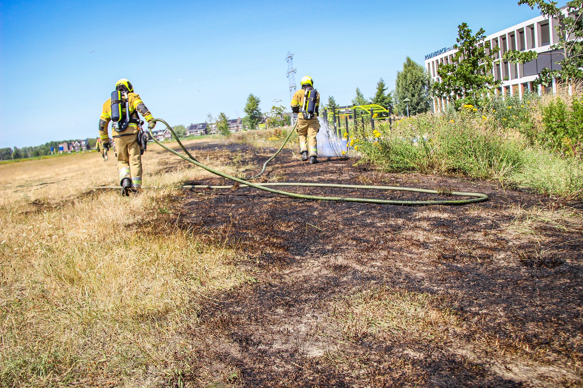 Stuk akker in brand, brandweer schaalt op naar middelbrand
