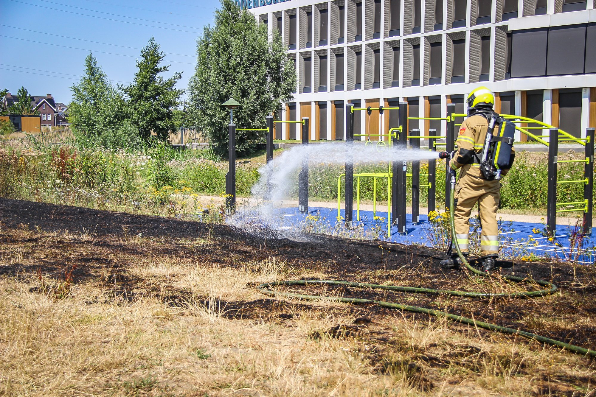 Stuk akker in brand, brandweer schaalt op naar middelbrand