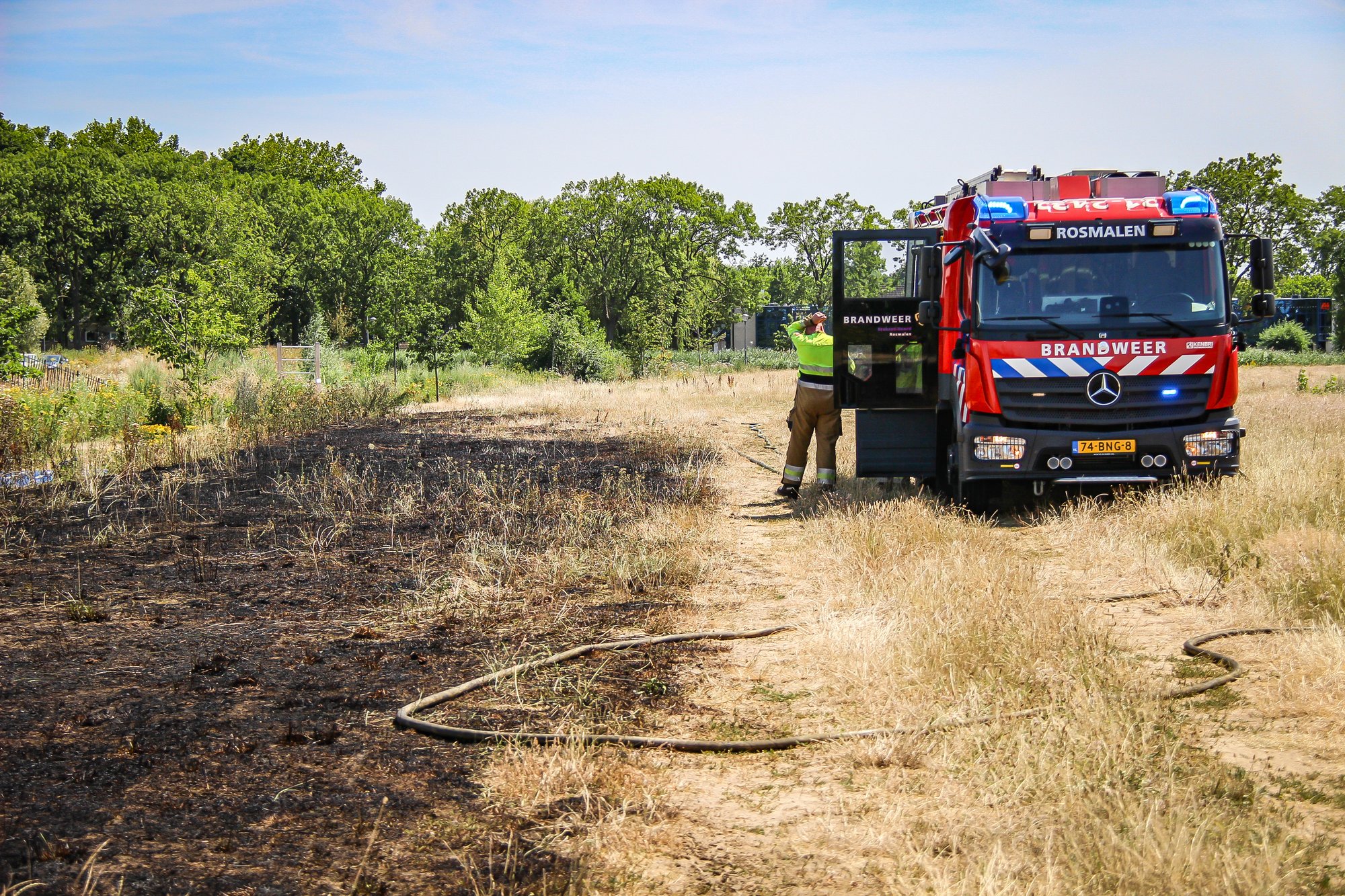 Stuk akker in brand, brandweer schaalt op naar middelbrand