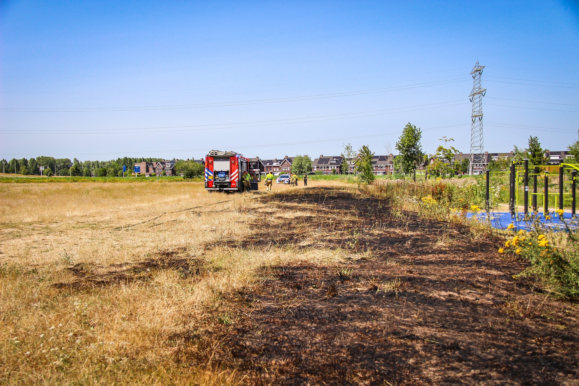 Stuk akker in brand, brandweer schaalt op naar middelbrand