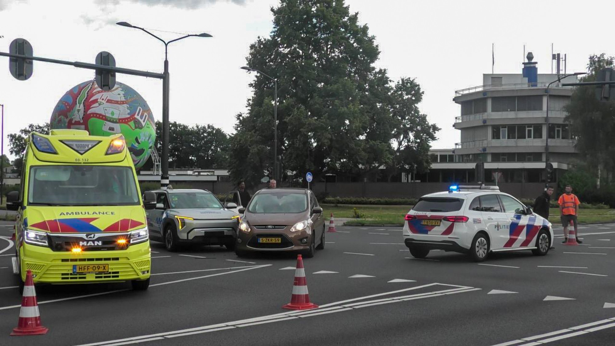 Taxi en personenauto botsen op kruising in Emmen