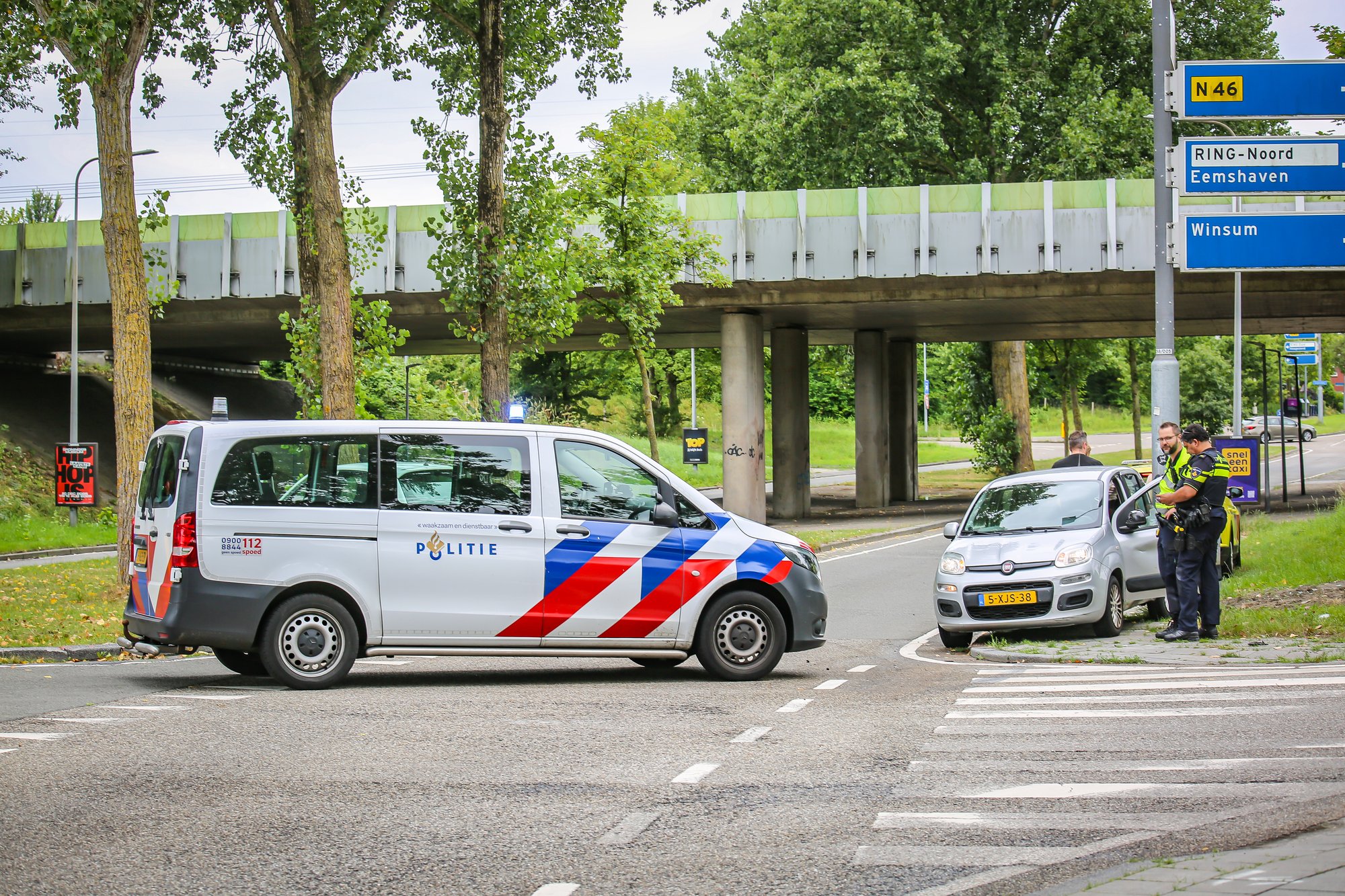 Twee voertuigen botsen op kruising met oprit N46 in Groningen