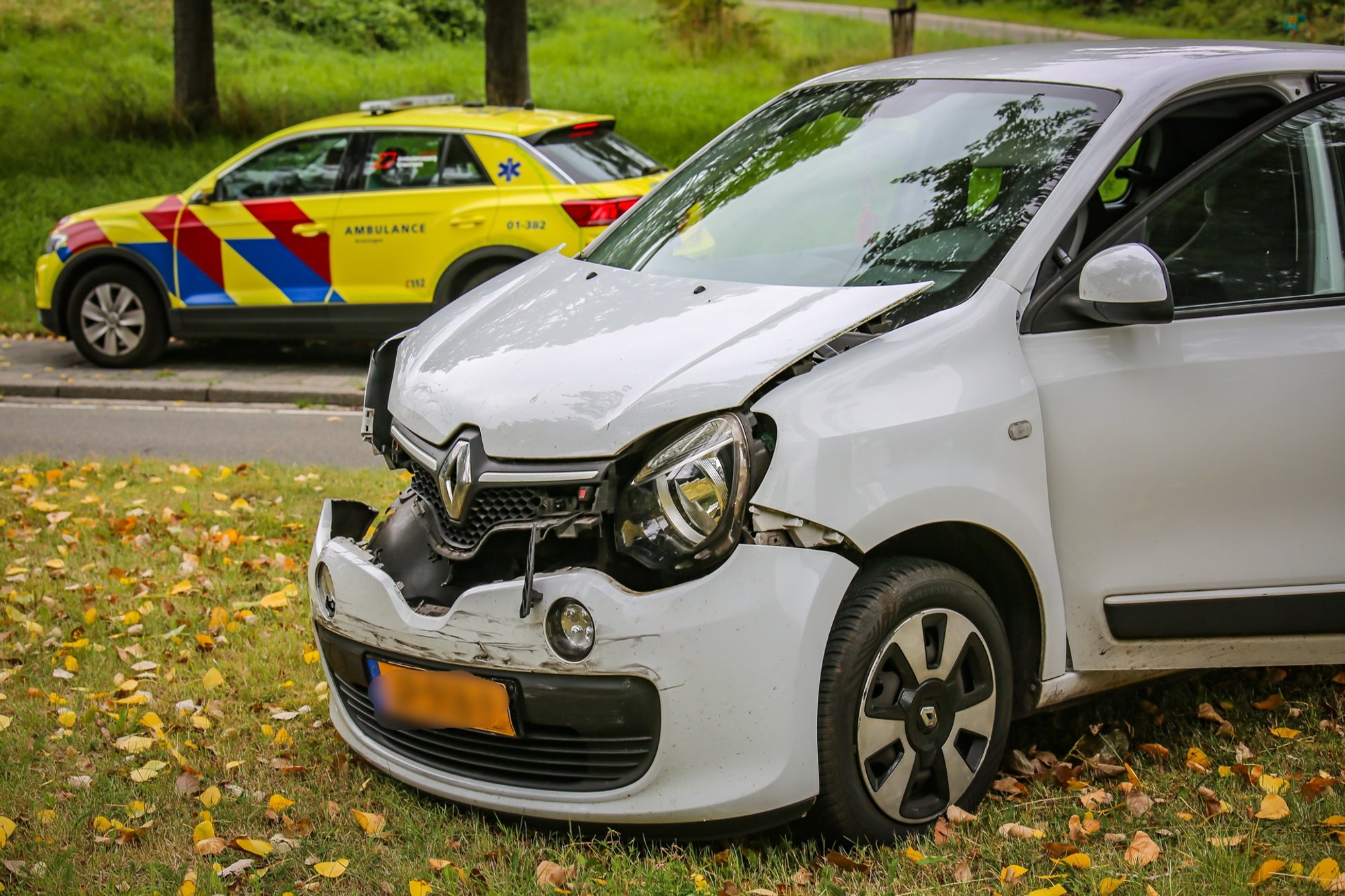 Twee voertuigen botsen op kruising met oprit N46 in Groningen
