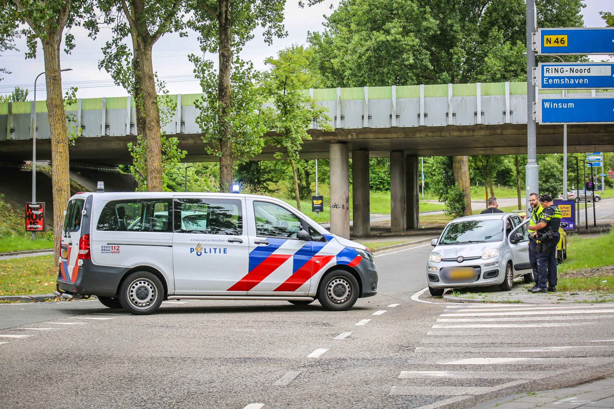 Twee voertuigen botsen op kruising met oprit N46 in Groningen