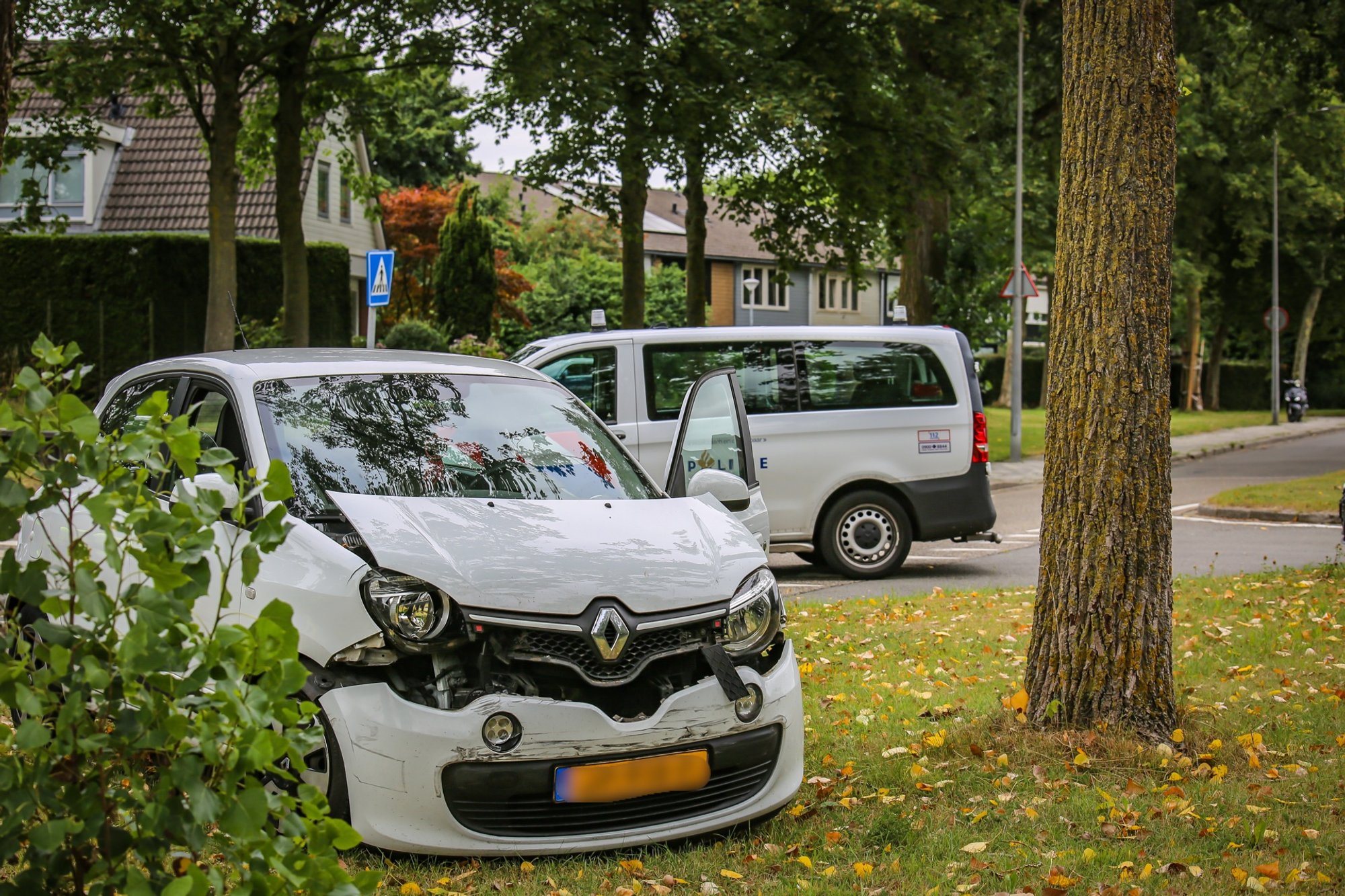 Twee voertuigen botsen op kruising met oprit N46 in Groningen