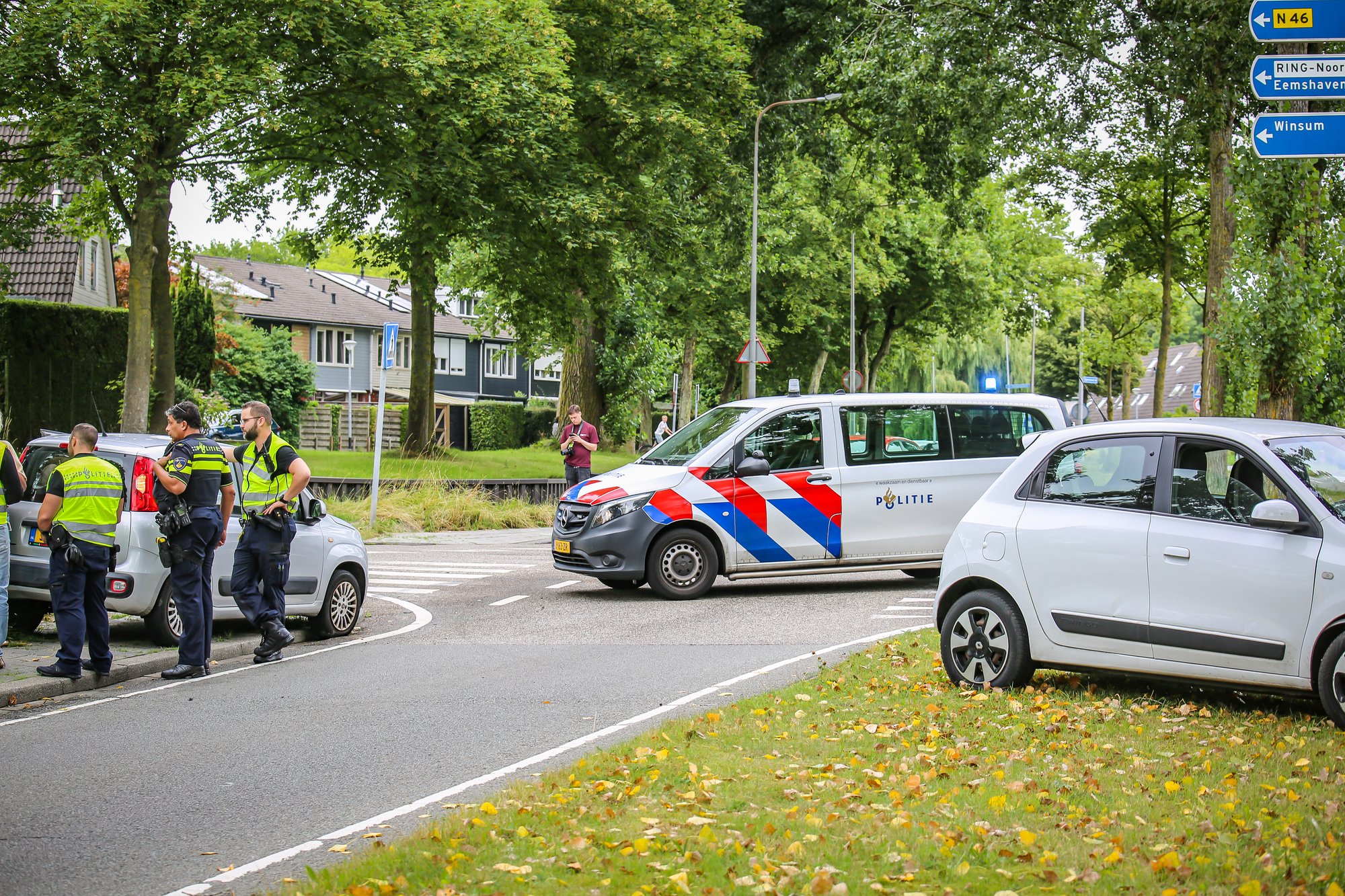 Twee voertuigen botsen op kruising met oprit N46 in Groningen