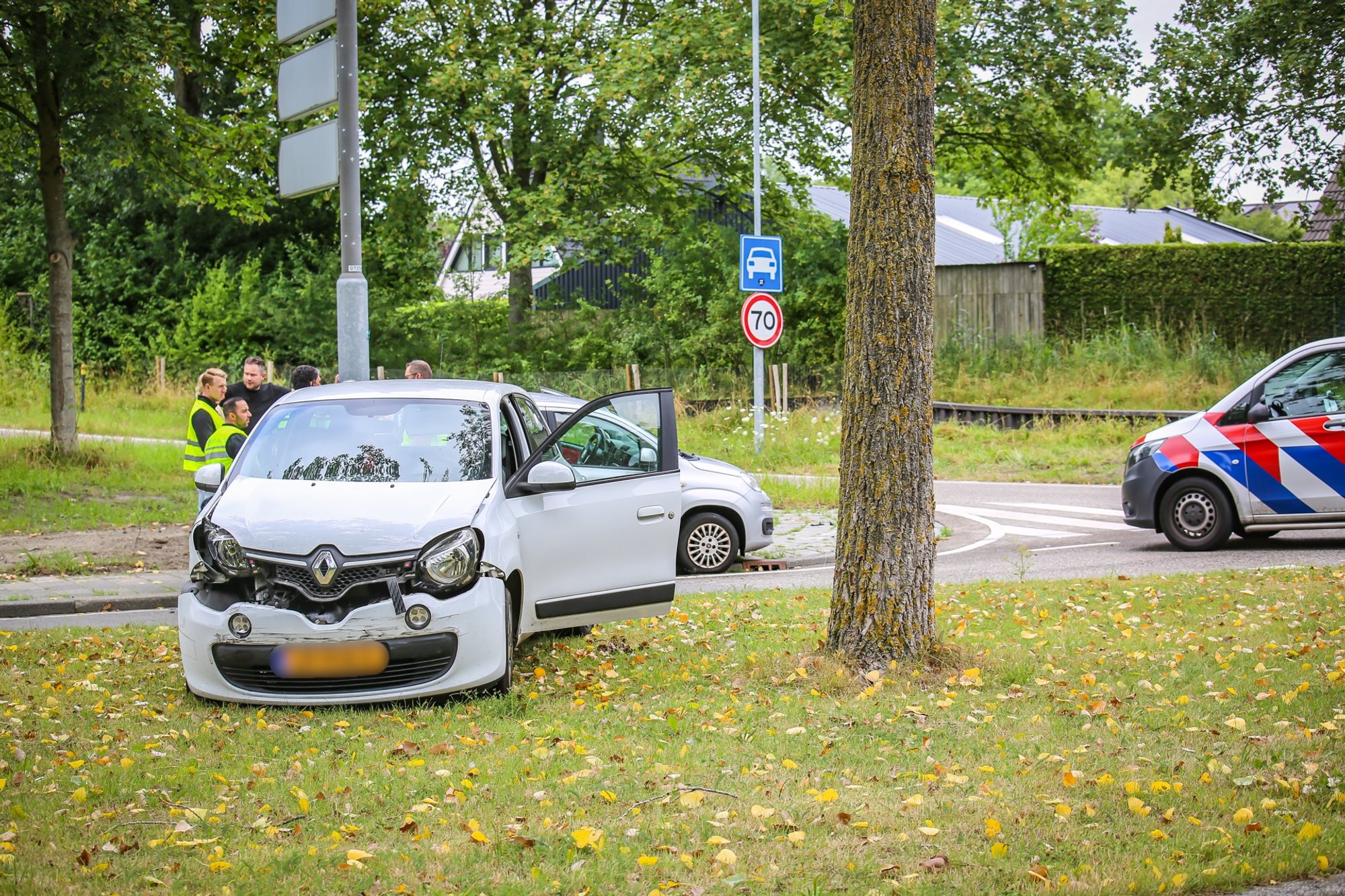 Twee voertuigen botsen op kruising met oprit N46 in Groningen