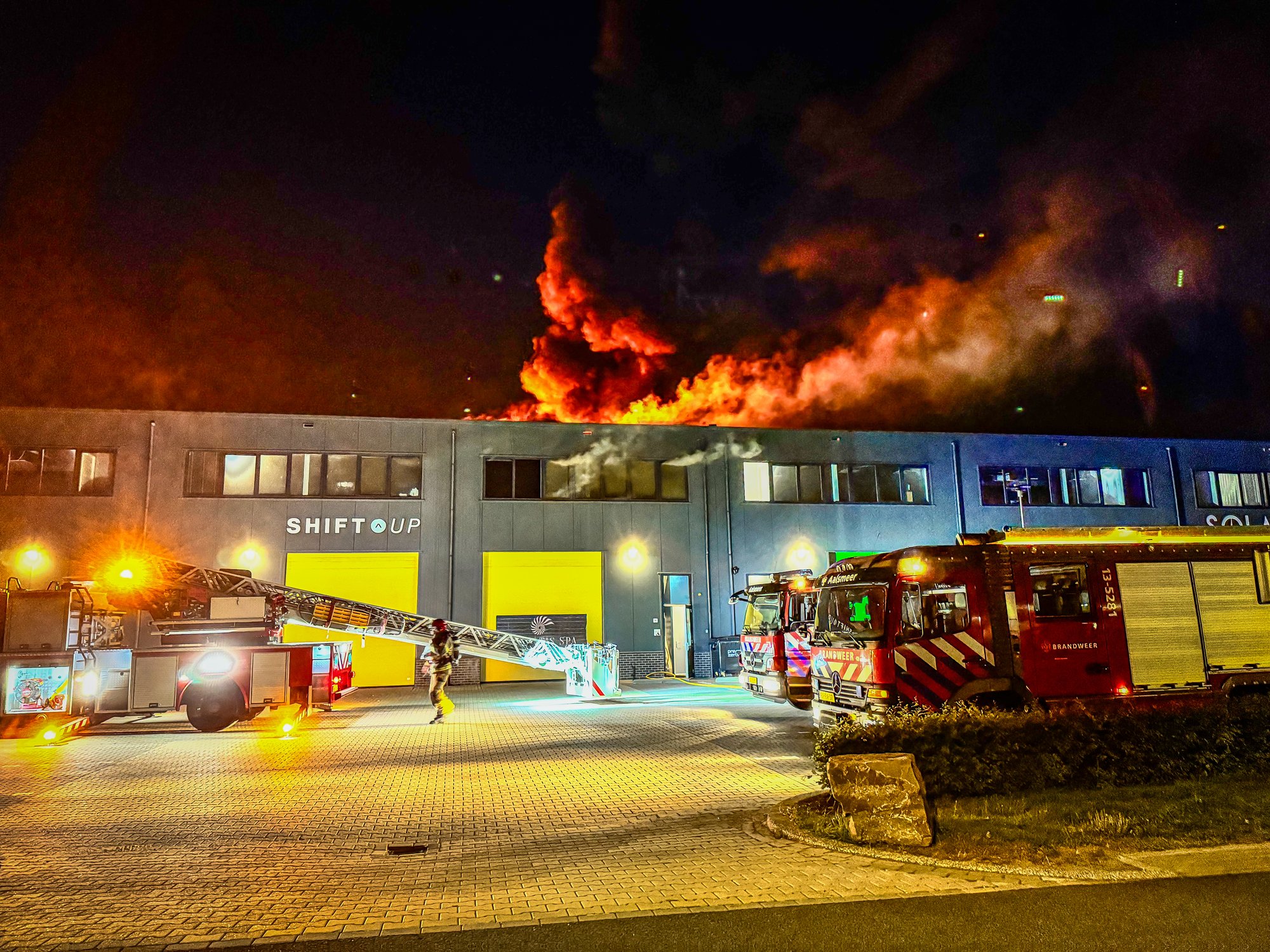 Uitslaande brand in industriepand in Amstelveen