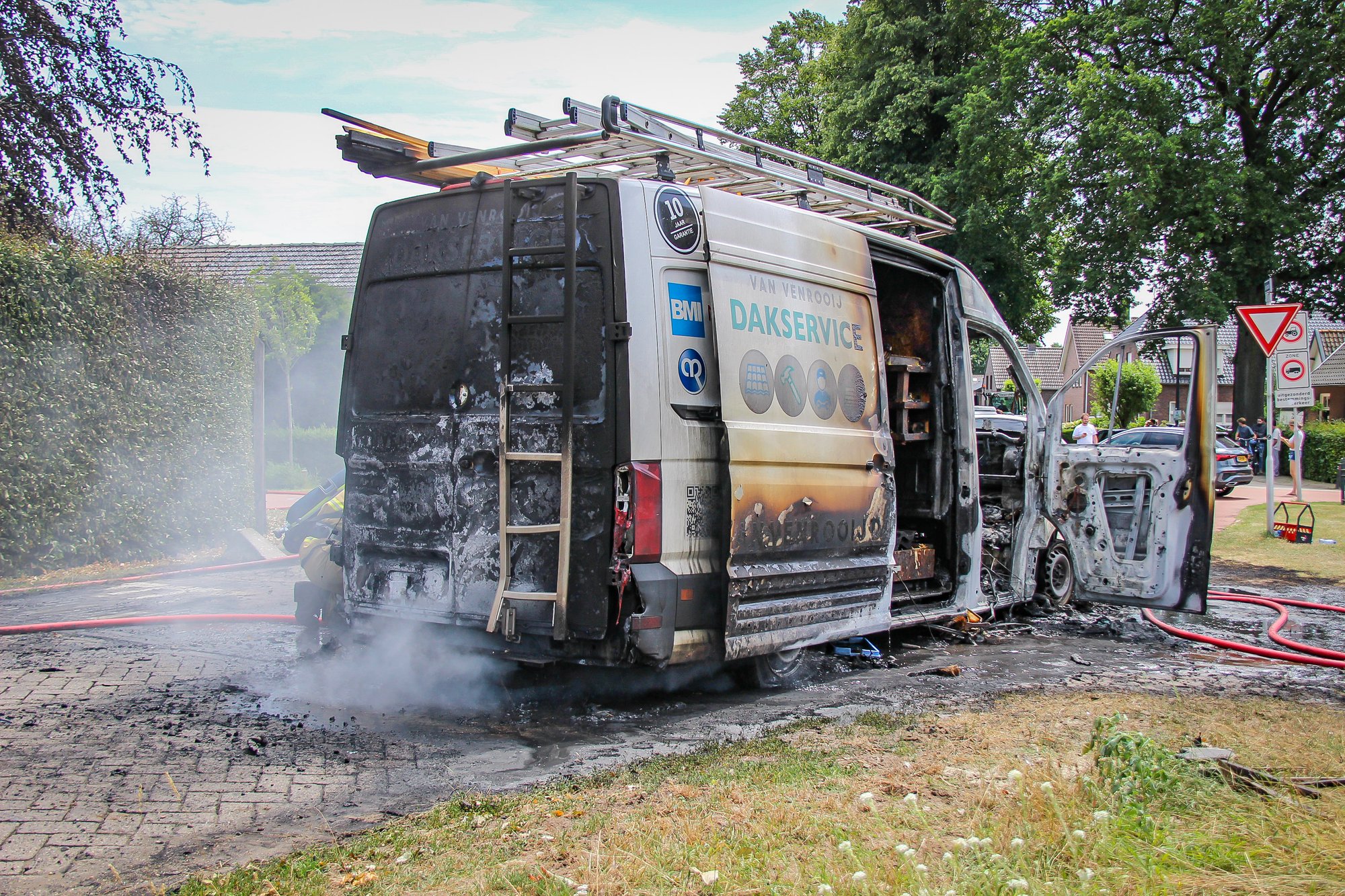Werkbus van dakdekker volledig uitgebrand aan Kerkdijk in Nuland