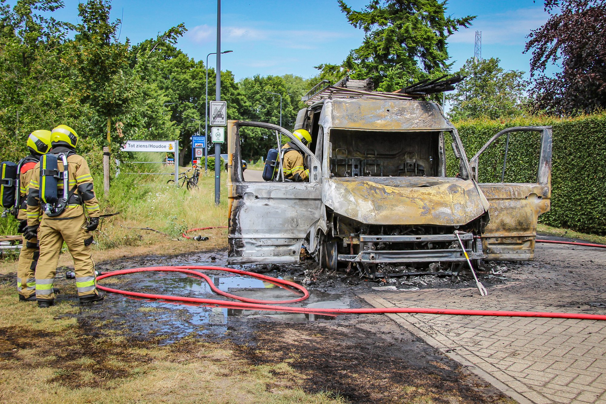 Werkbus van dakdekker volledig uitgebrand aan Kerkdijk in Nuland