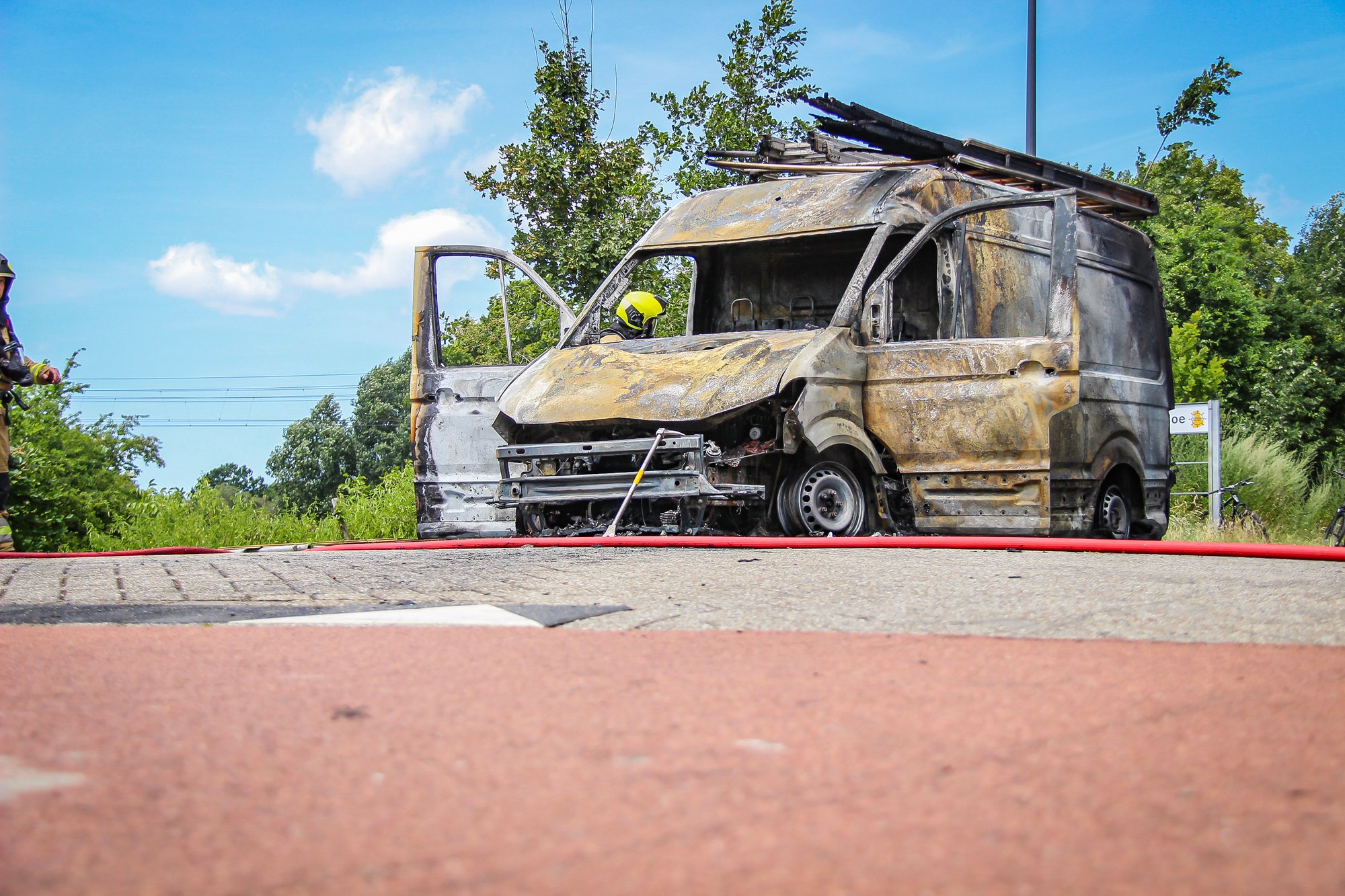 Werkbus van dakdekker volledig uitgebrand aan Kerkdijk in Nuland