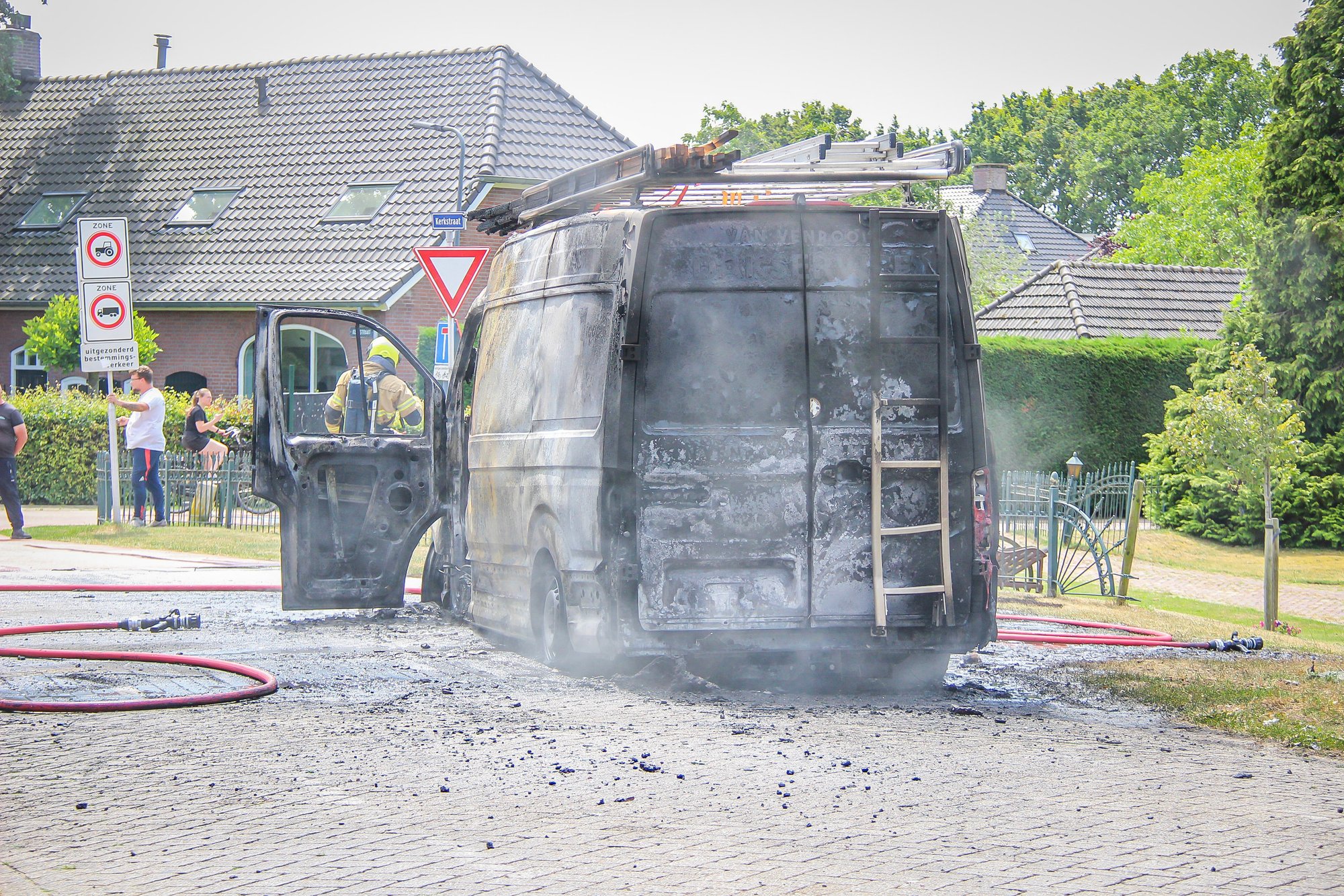 Werkbus van dakdekker volledig uitgebrand aan Kerkdijk in Nuland
