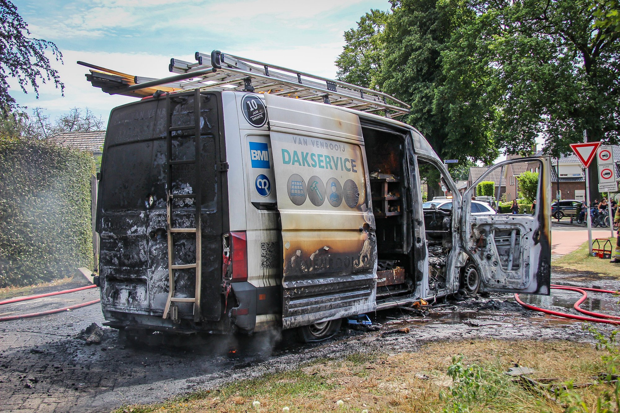 Werkbus van dakdekker volledig uitgebrand aan Kerkdijk in Nuland