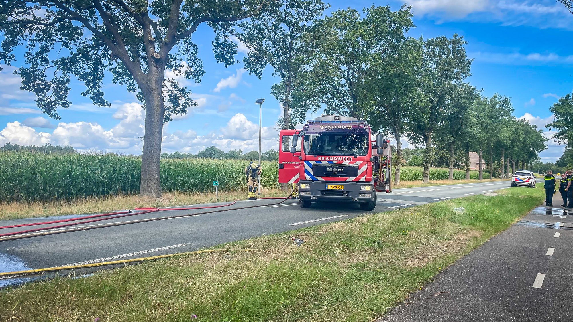Aanhanger met hooi in brand op N854 bij Oosterhesselen