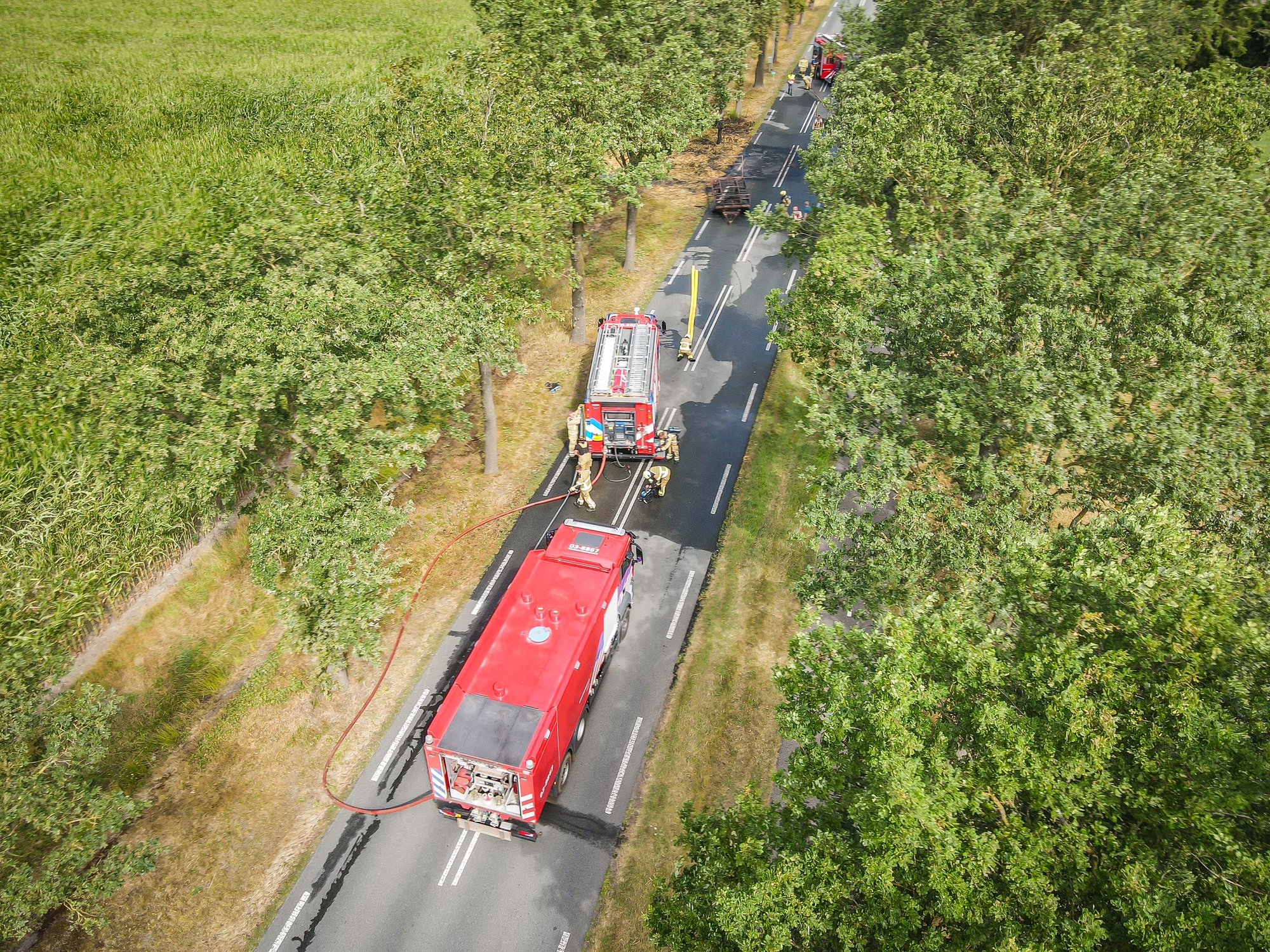 Aanhanger met hooi in brand op N854 bij Oosterhesselen