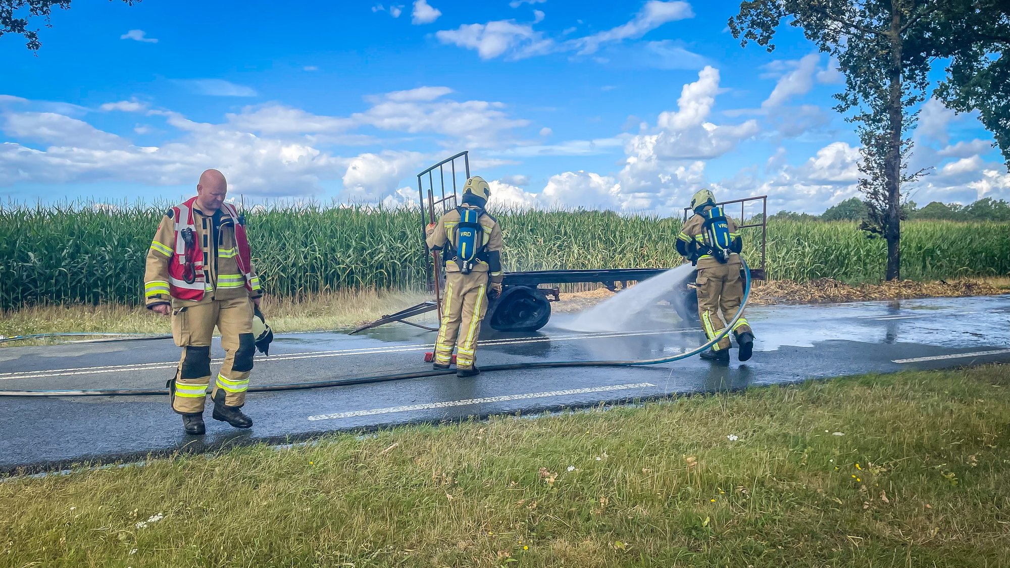 Aanhanger met hooi in brand op N854 bij Oosterhesselen