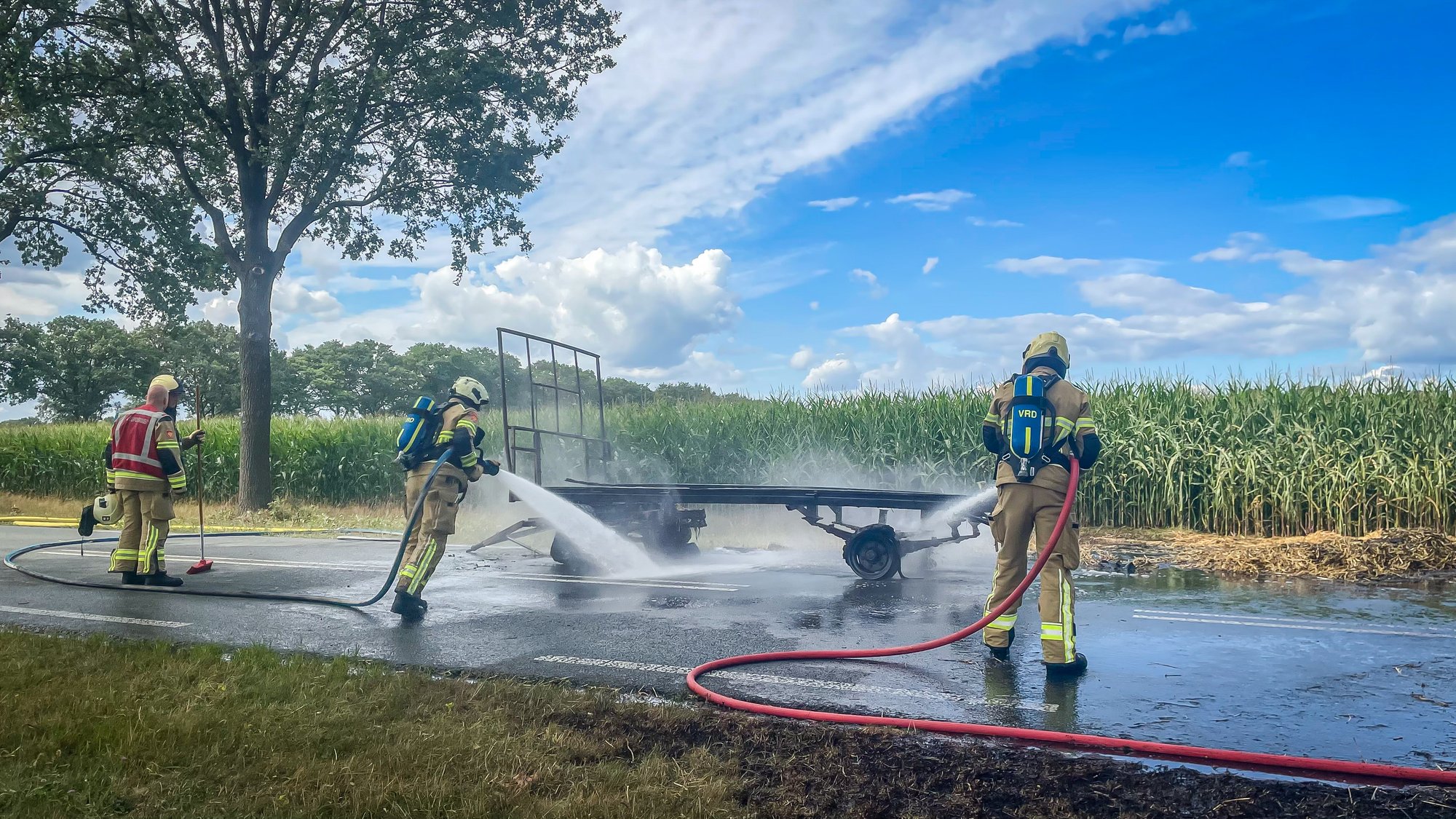 Aanhanger met hooi in brand op N854 bij Oosterhesselen