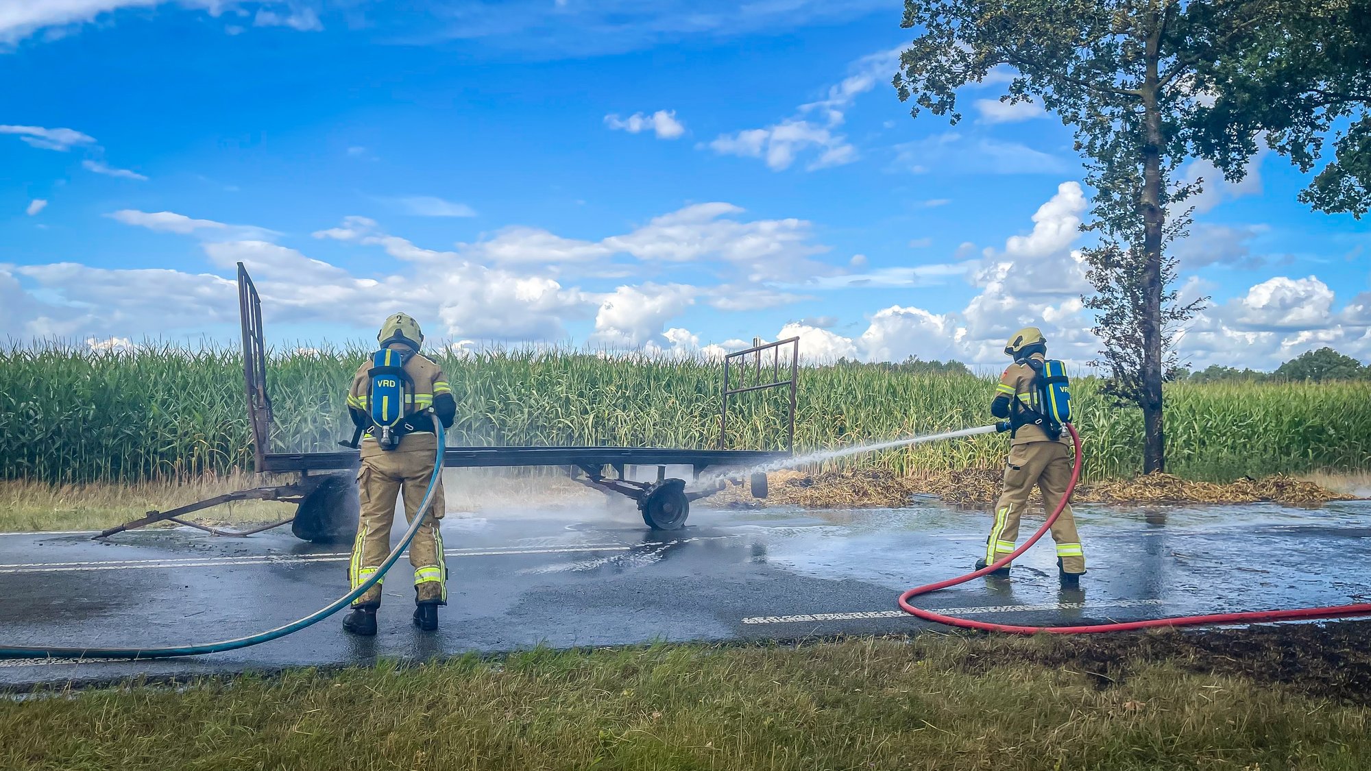 Aanhanger met hooi in brand op N854 bij Oosterhesselen