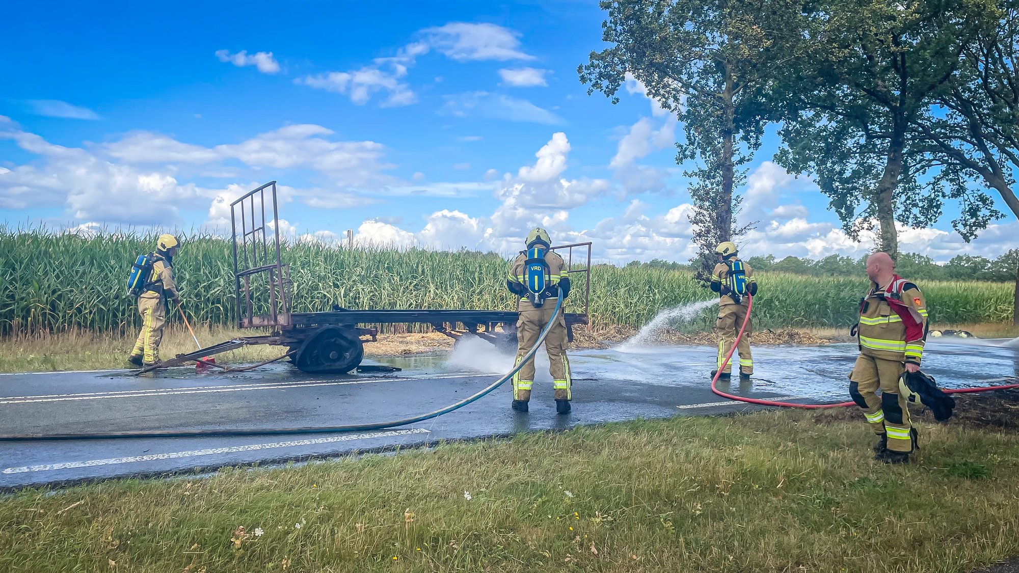 Aanhanger met hooi in brand op N854 bij Oosterhesselen