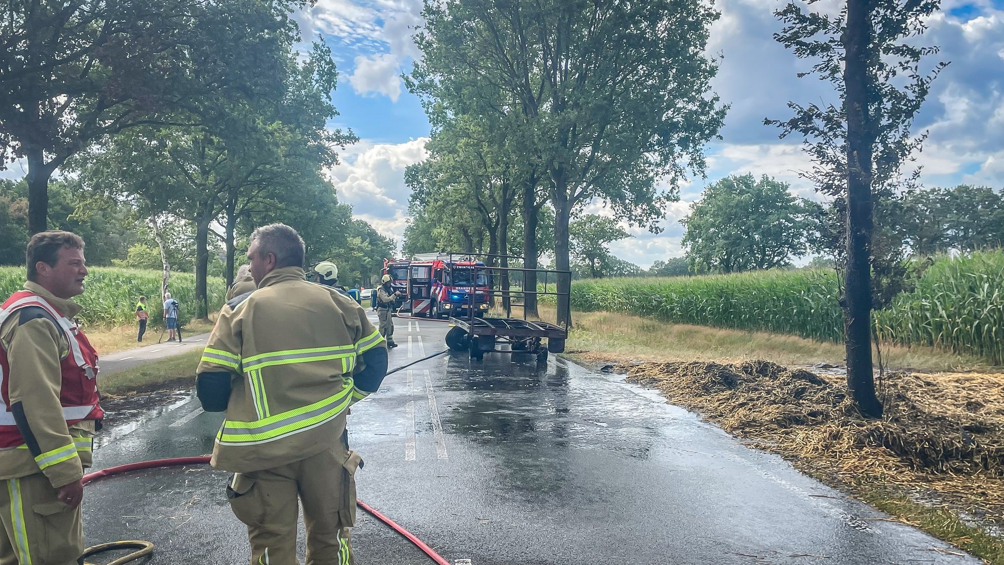Aanhanger met hooi in brand op N854 bij Oosterhesselen