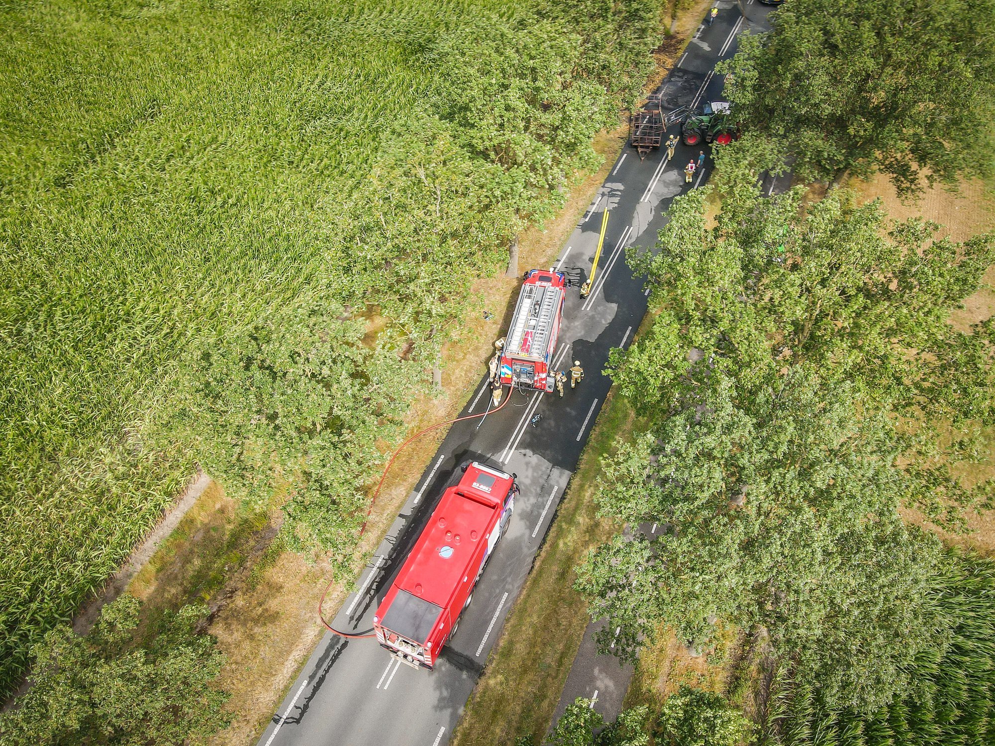 Aanhanger met hooi in brand op N854 bij Oosterhesselen