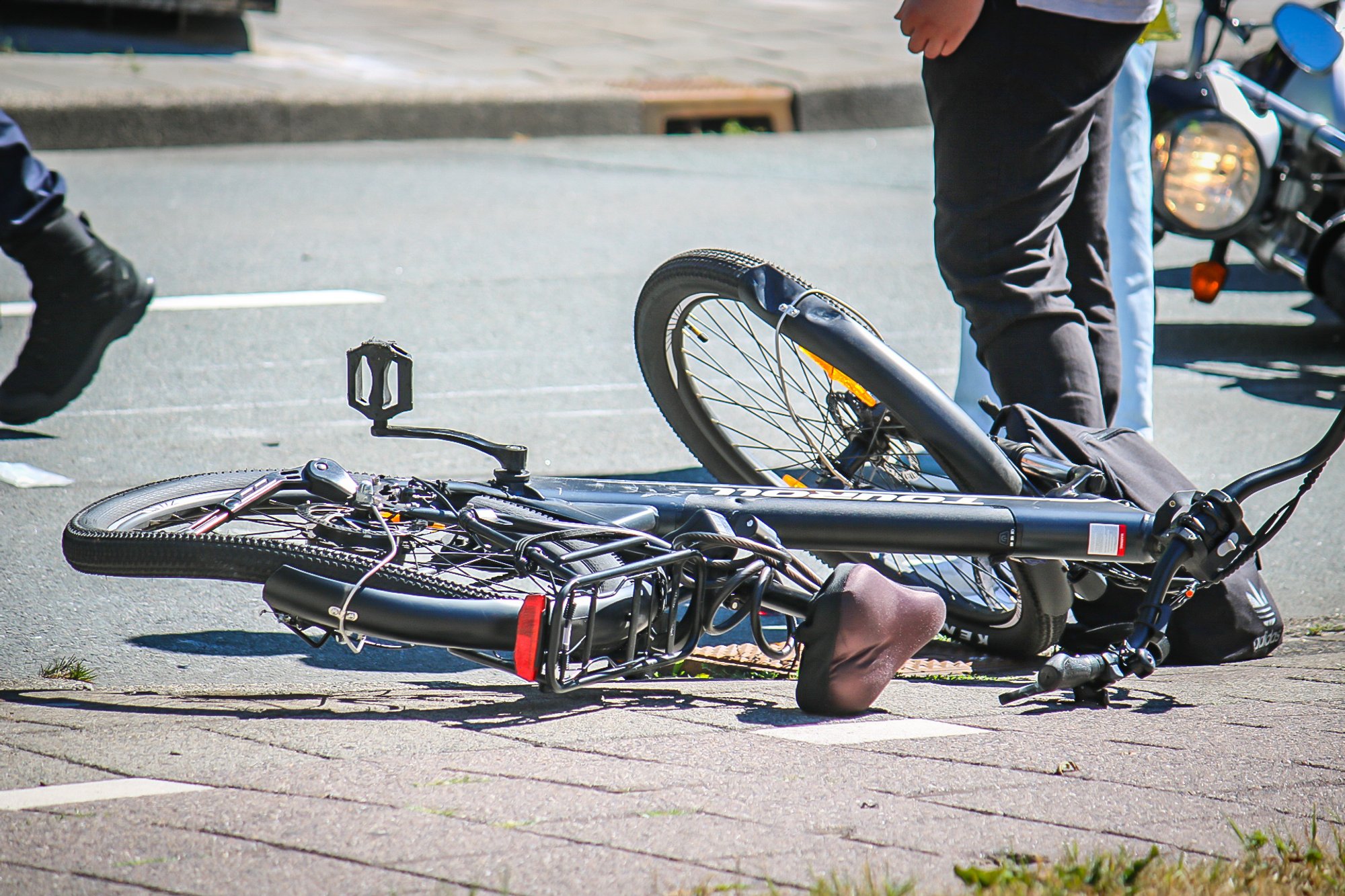 Aanrijding tussen fietser en motorrijder