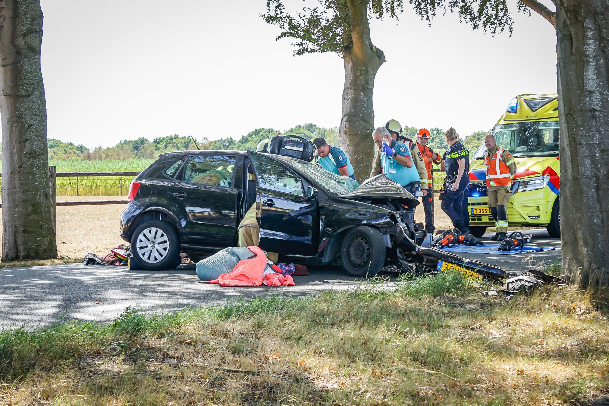 Auto botst tegen boom in Klijndijk