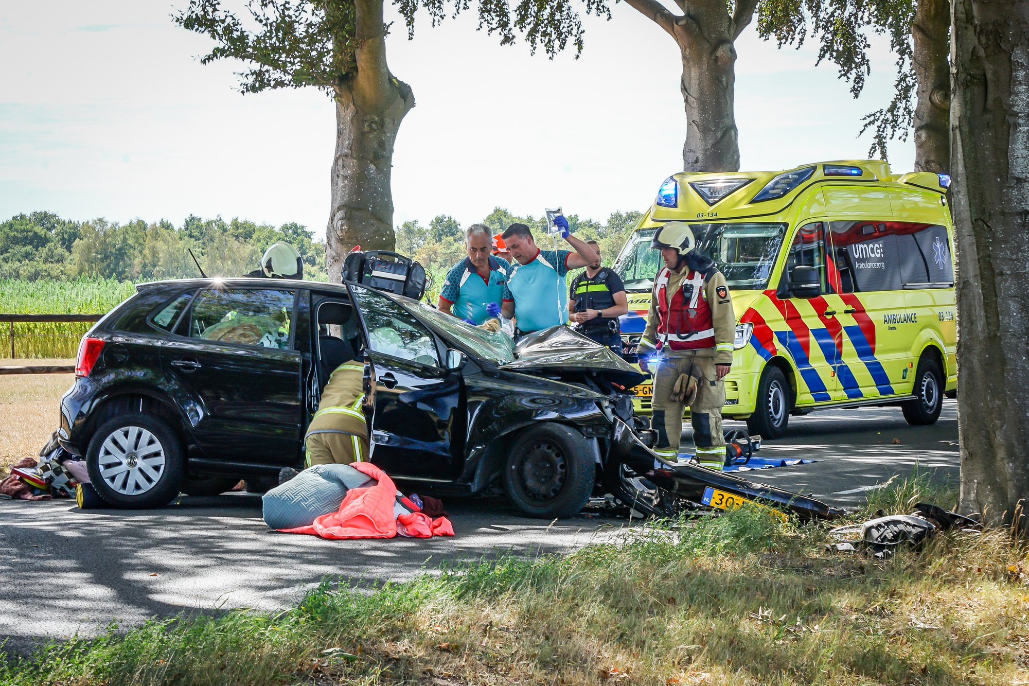 Auto botst tegen boom in Klijndijk