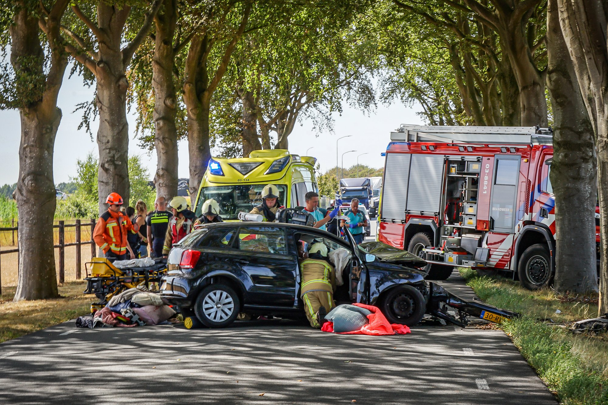 Auto botst tegen boom in Klijndijk