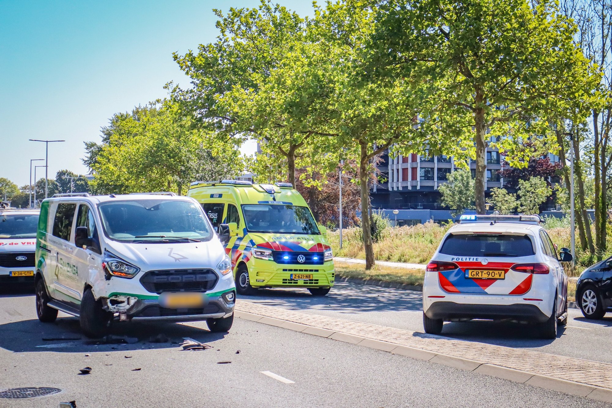 Auto botst tegen boom na aanrijding met busje in Leeuwarden