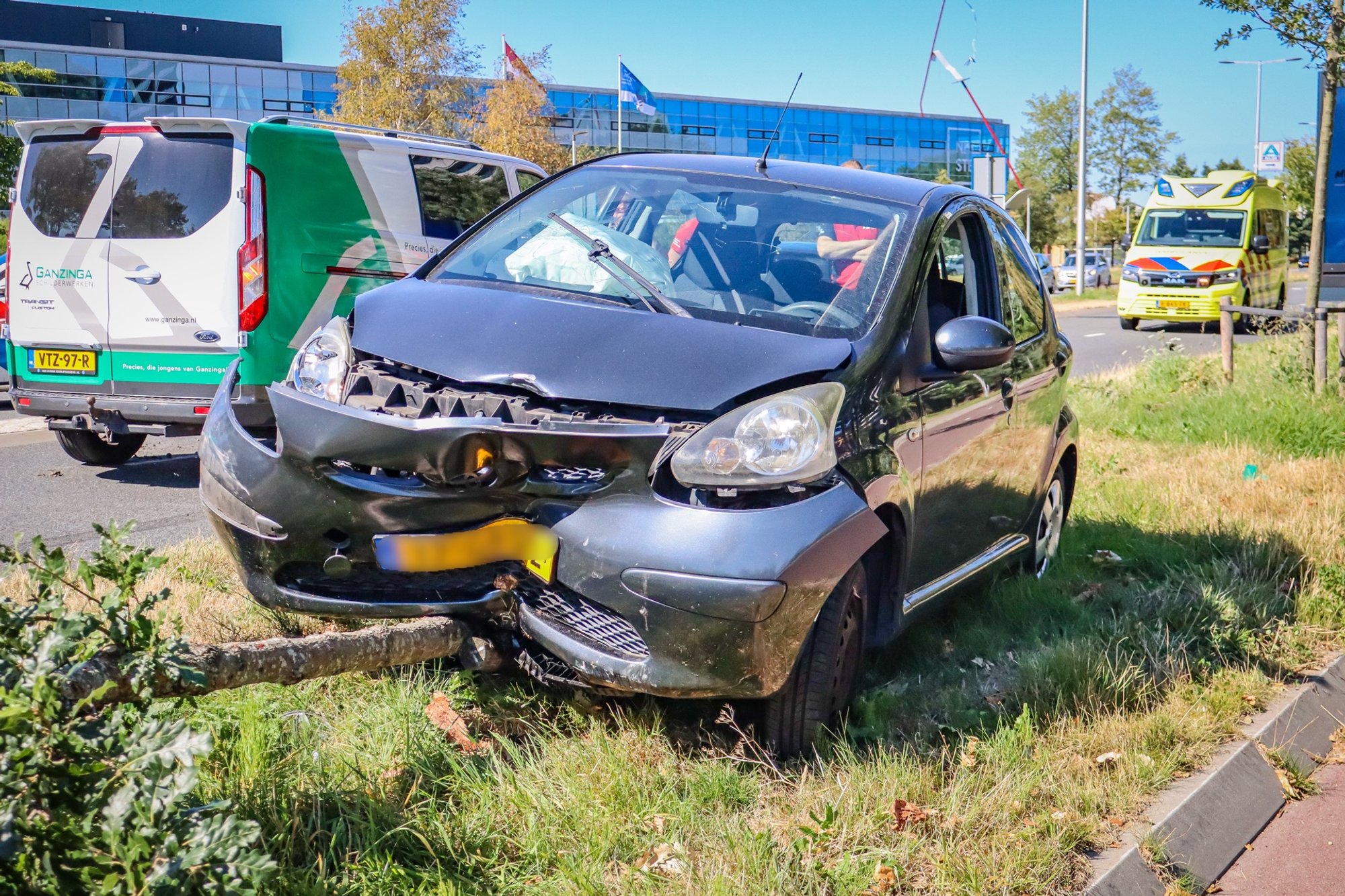 Auto botst tegen boom na aanrijding met busje in Leeuwarden