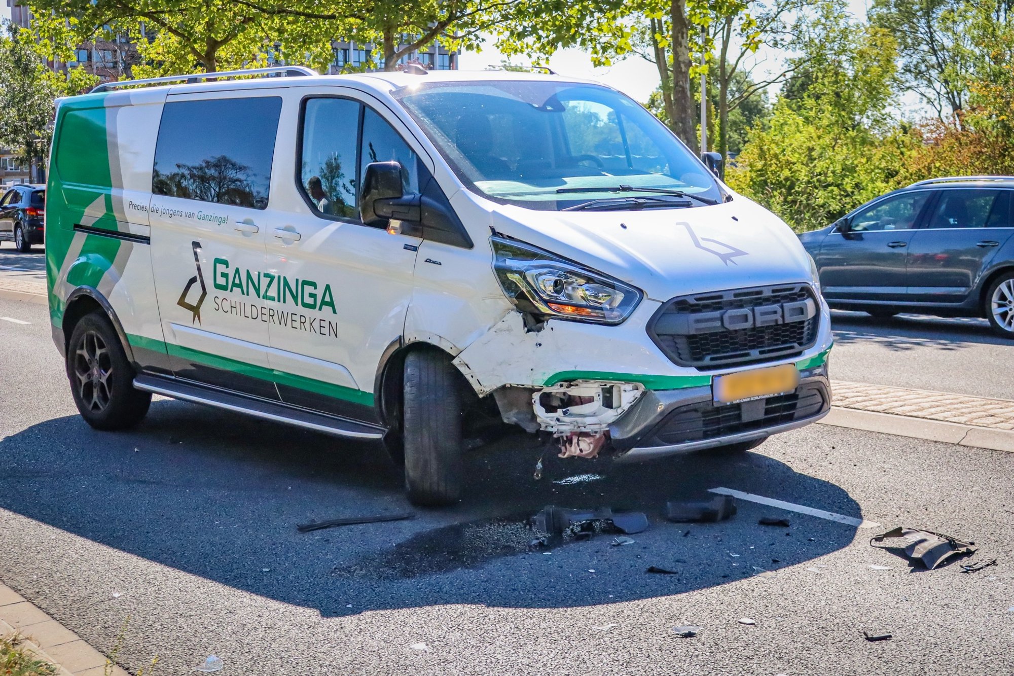 Auto botst tegen boom na aanrijding met busje in Leeuwarden