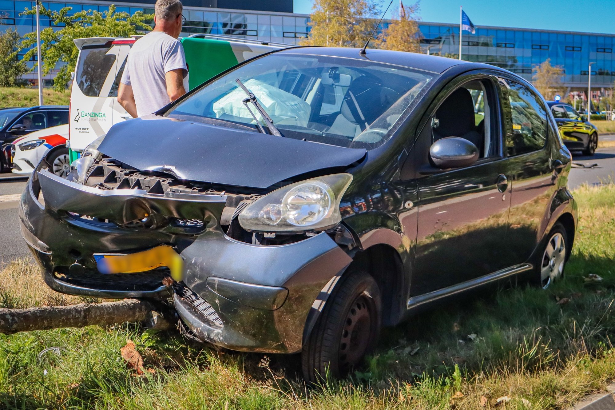 Auto botst tegen boom na aanrijding met busje in Leeuwarden