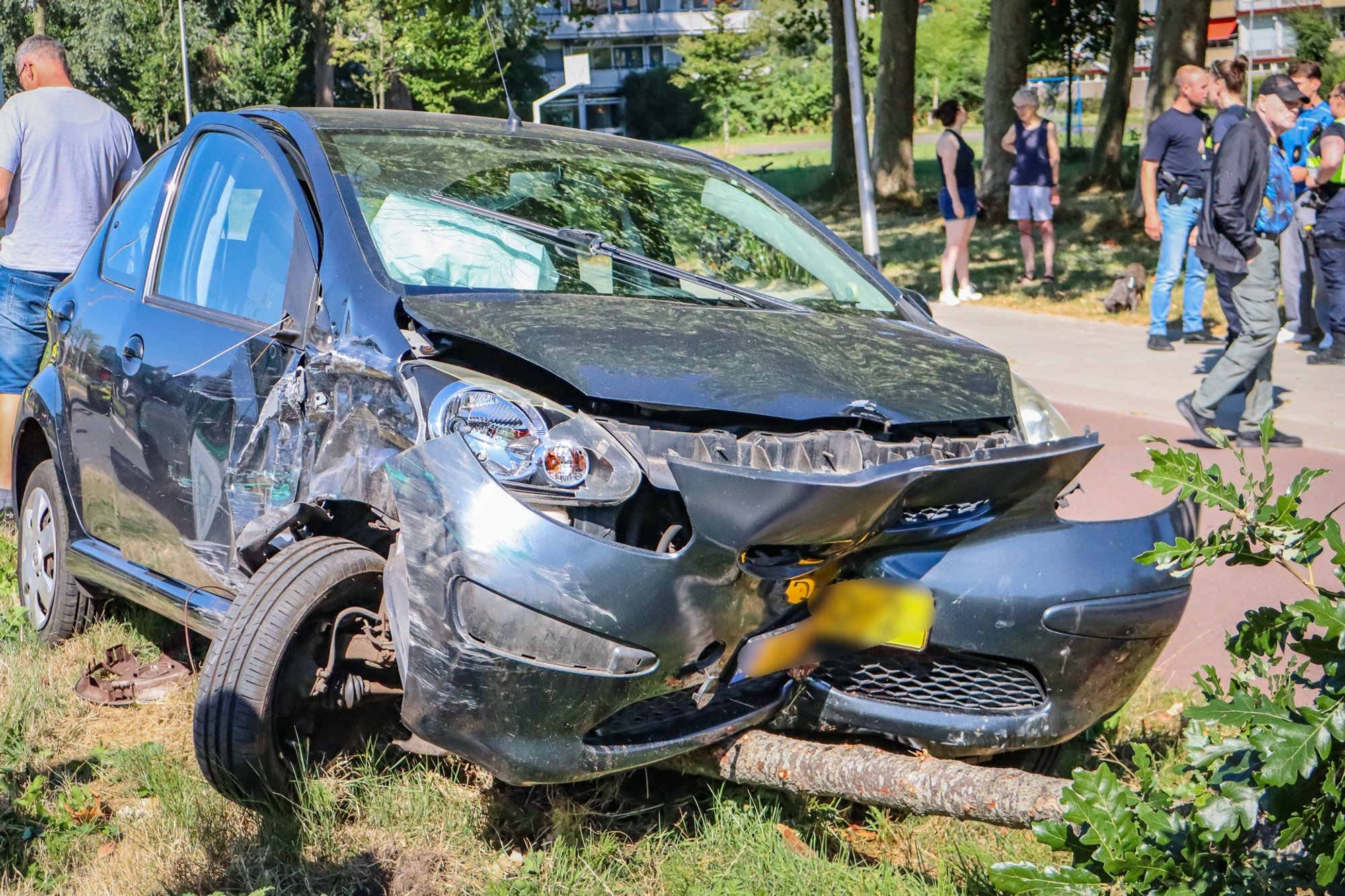 Auto botst tegen boom na aanrijding met busje in Leeuwarden