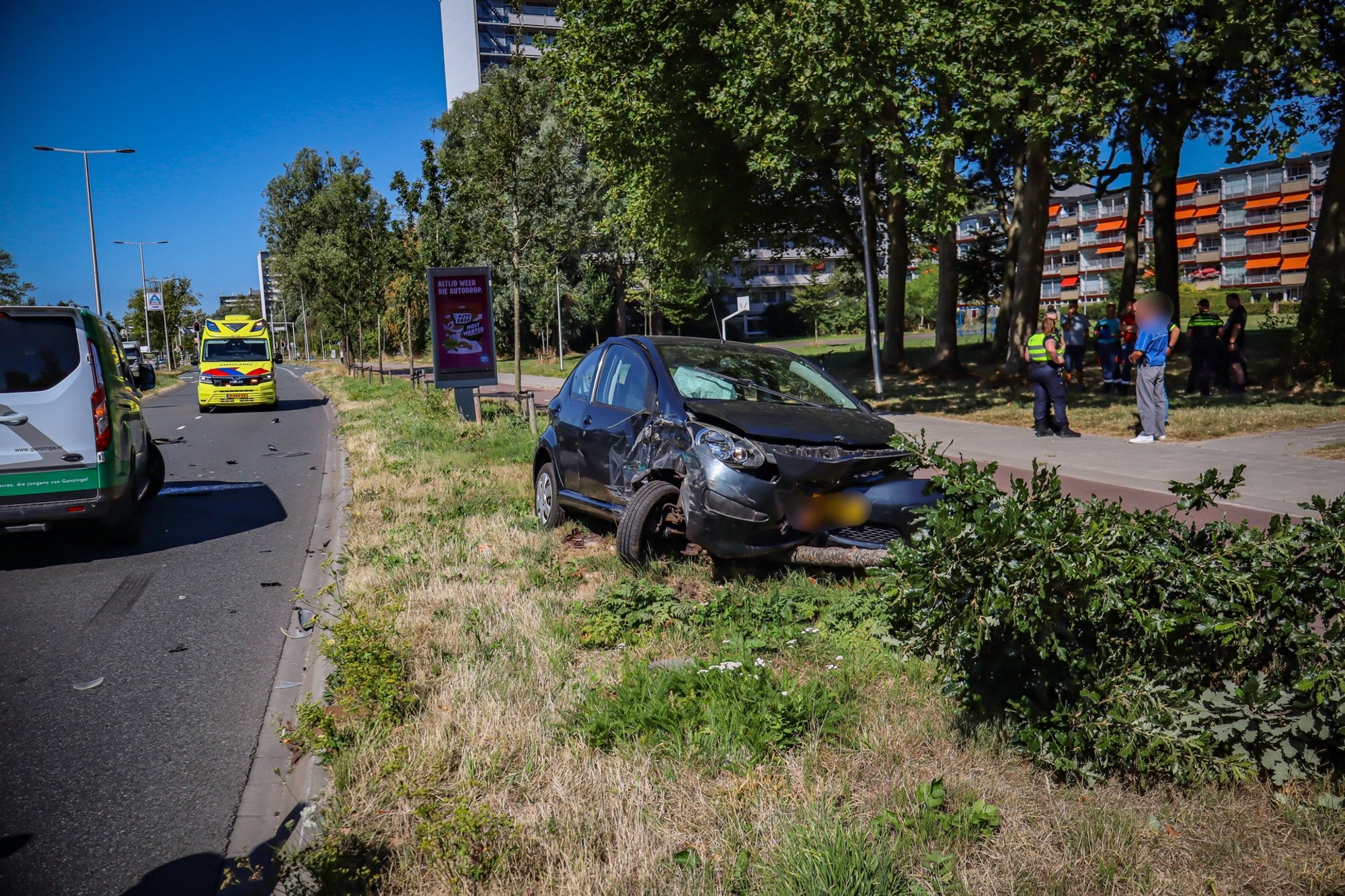 Auto botst tegen boom na aanrijding met busje in Leeuwarden