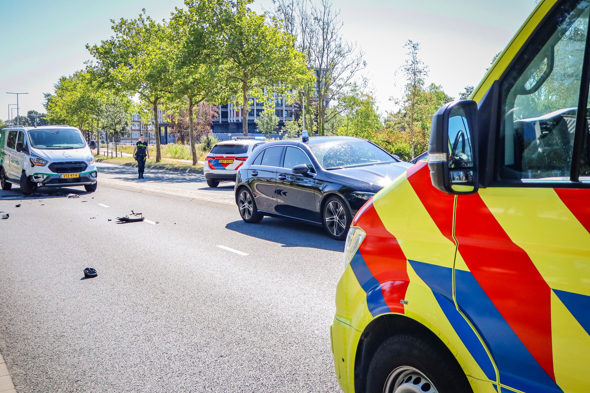 Auto botst tegen boom na aanrijding met busje in Leeuwarden