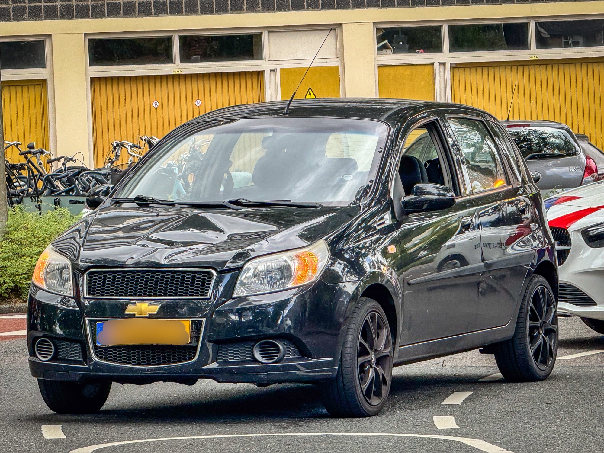 Auto schept twee fietsers in Amstelveen, bestuurder aangehouden