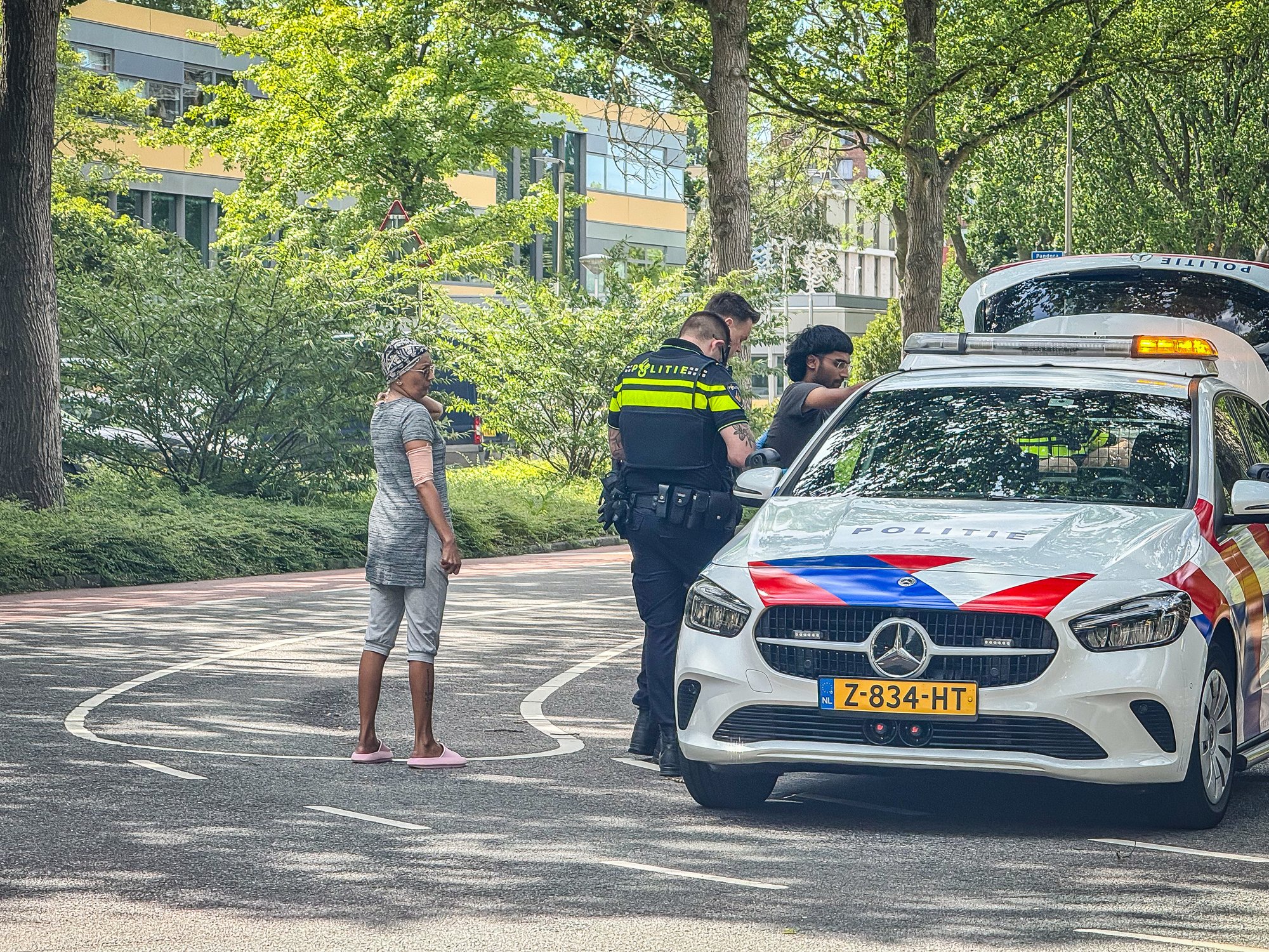 Auto schept twee fietsers in Amstelveen, bestuurder aangehouden