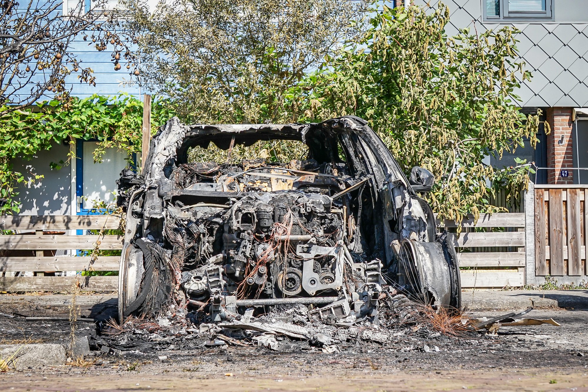 Auto volledig uitgebrand na meerdere harde knallen in Hoogeveen