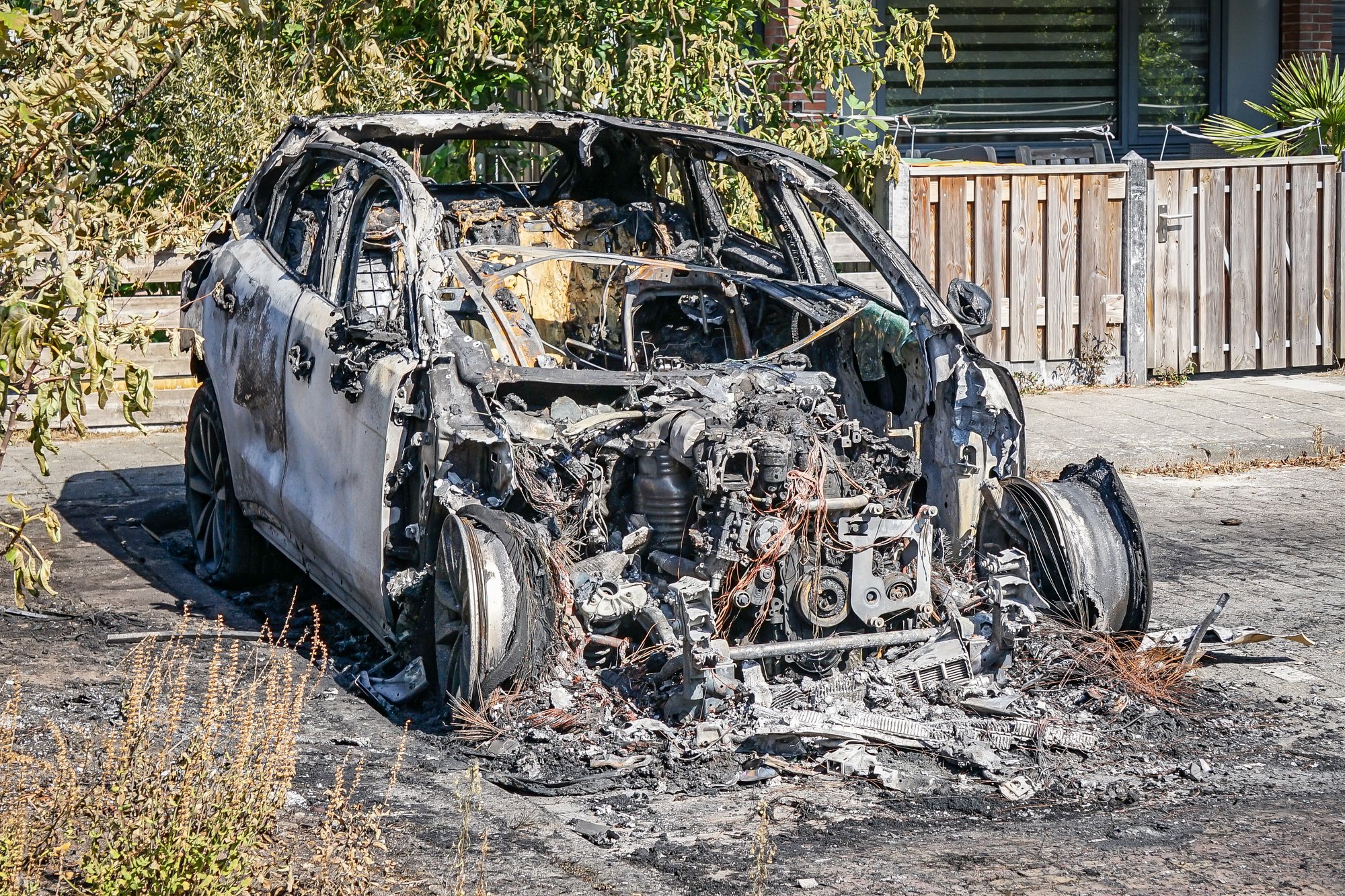 Auto volledig uitgebrand na meerdere harde knallen in Hoogeveen