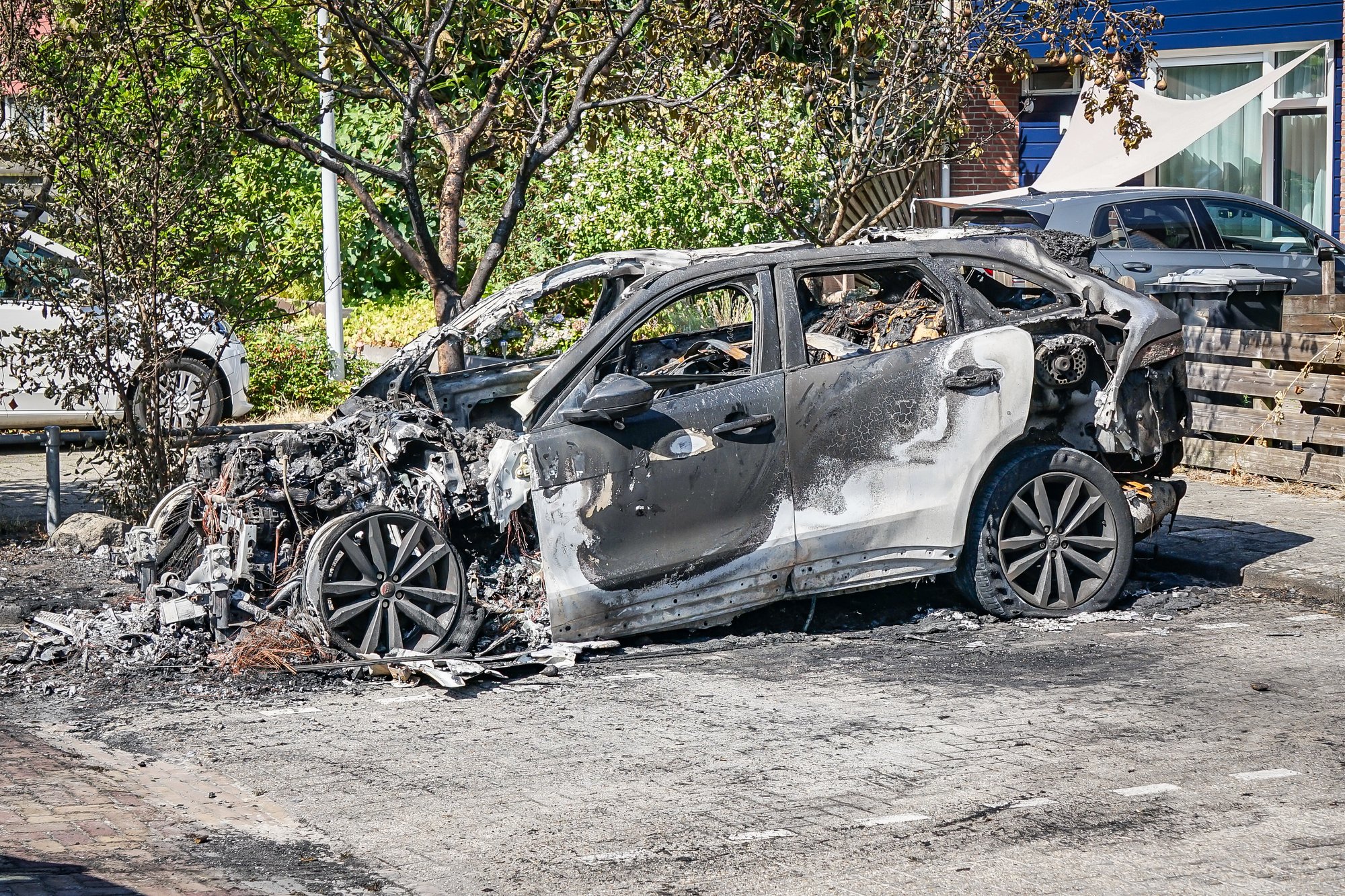 Auto volledig uitgebrand na meerdere harde knallen in Hoogeveen