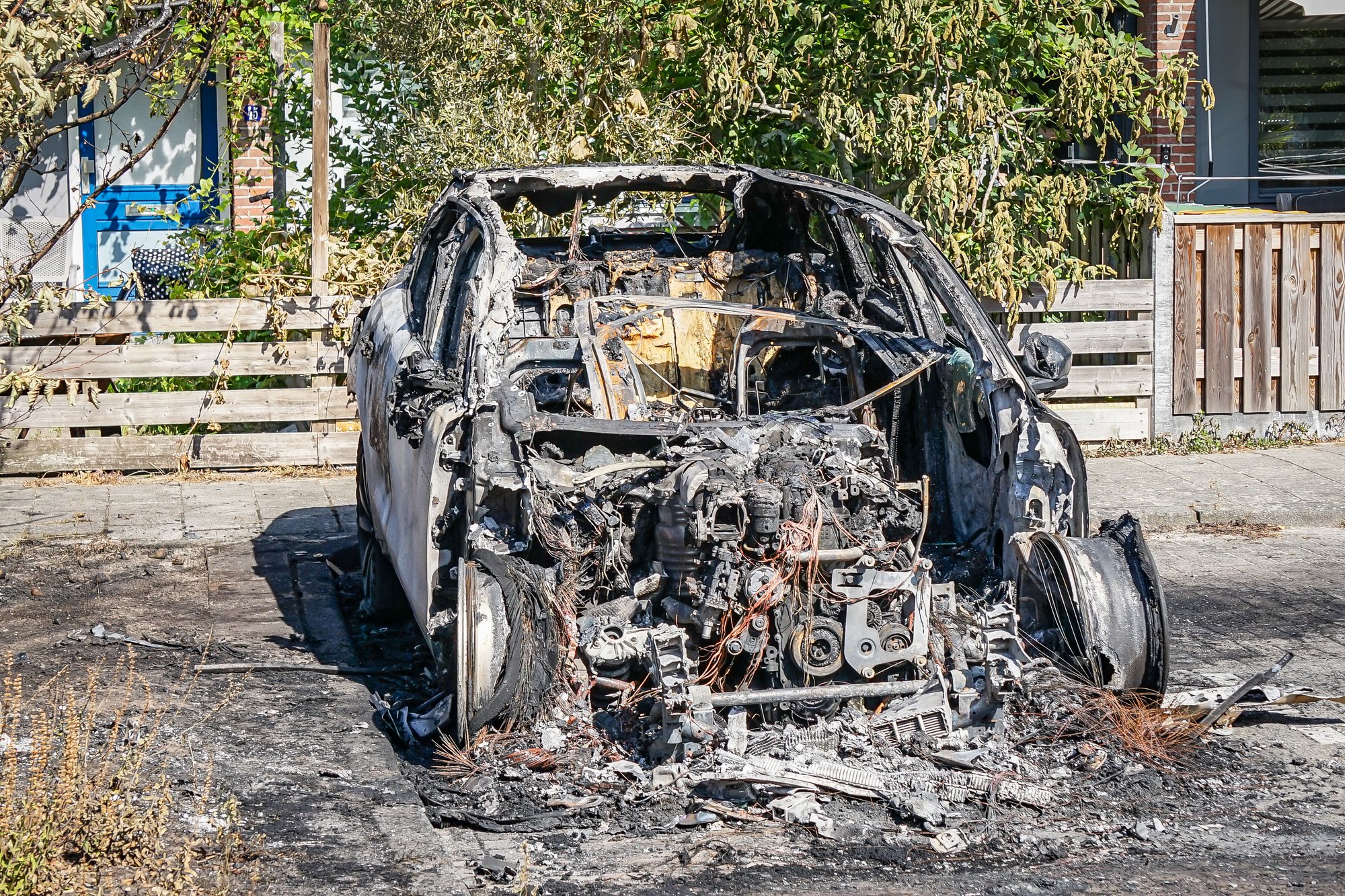 Auto volledig uitgebrand na meerdere harde knallen in Hoogeveen