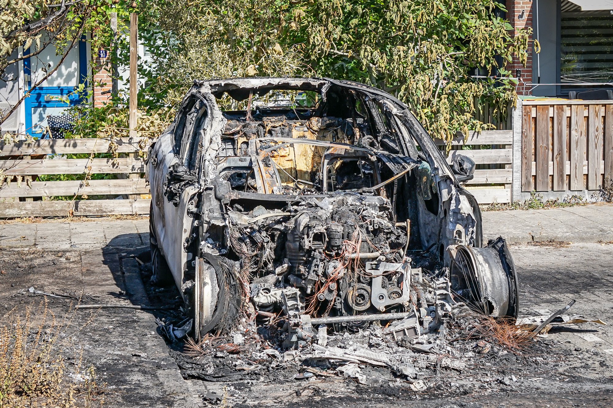 Auto volledig uitgebrand na meerdere harde knallen in Hoogeveen